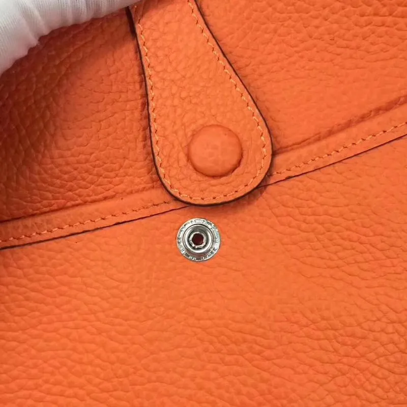 Batch 660💰💅 Hermes Evelyne crossbody bag, model number 166817. It is custom-made from first-layer cowhide. The shoulder strap can be adjusted. This novel and unique Evelyne is suitable for both men and women. It is not only because of the characteristics of the bag itself, but also because of the surprise it brings to the user. The biggest feature is its hollow H shape. This hollow has two purposes. One is to highlight the novelty of the design, and the other is to increase the recognition of the bag. The big hollow H makes it easy to tell that it is a Hermès Eveline satchel. [Real pictures] Size 30*28*10