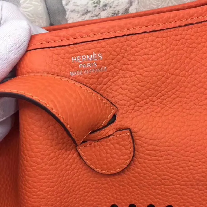 Batch 660💰💅 Hermes Evelyne crossbody bag, model number 166817. It is custom-made from first-layer cowhide. The shoulder strap can be adjusted. This novel and unique Evelyne is suitable for both men and women. It is not only because of the characteristics of the bag itself, but also because of the surprise it brings to the user. The biggest feature is its hollow H shape. This hollow has two purposes. One is to highlight the novelty of the design, and the other is to increase the recognition of the bag. The big hollow H makes it easy to tell that it is a Hermès Eveline satchel. [Real pictures] Size 30*28*10