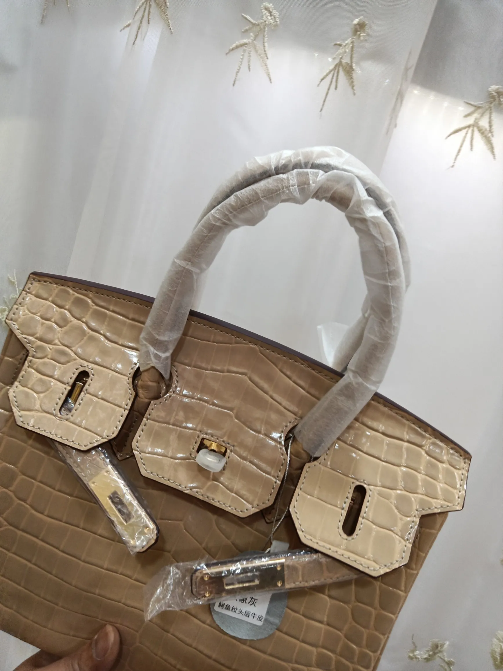 Hot model debuts, price has been adjusted💰800/380/360💥Hermes/Hermes💥Official classic production💋Platinum crocodile pattern💋Original quality coming👉Using imported crocodile pattern cowhide , with pure 24k original hardware💎Size: large 35*25*18cm/medium 30*22*16cm/small 25* 20*14cm👛Excellent workmanship👏👏Legendary slow work and careful work💓Real pictures taken💓Classic beauty worth owning💃🏻💃🏻💃🏻