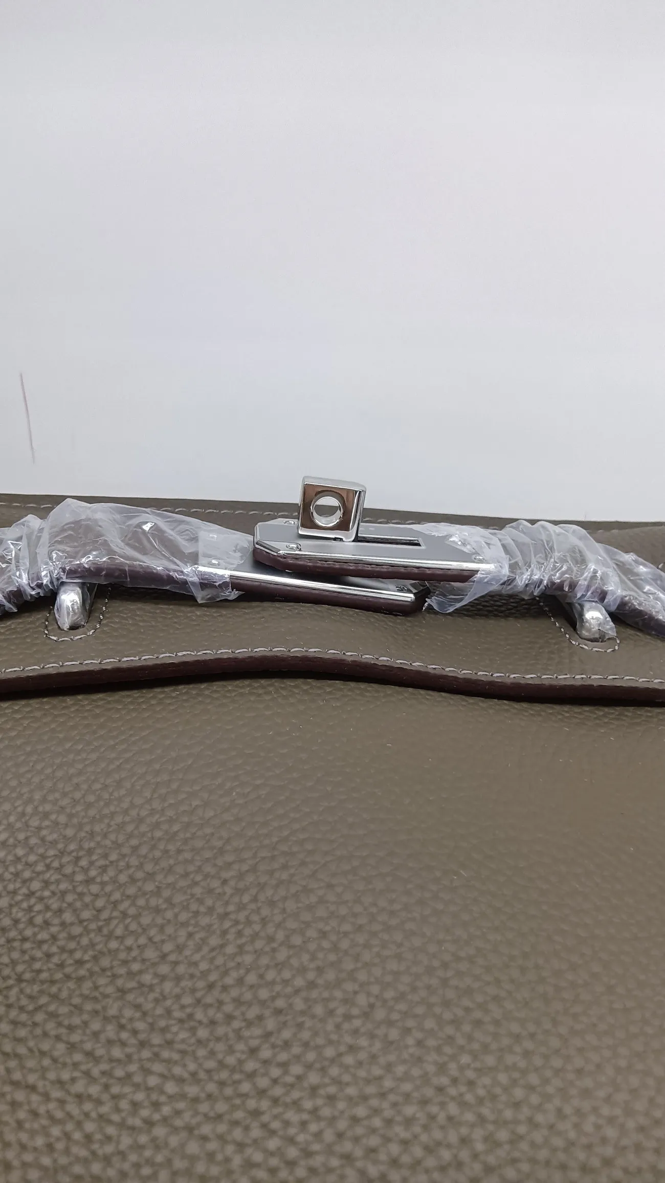 1080💰, pewter gray, original tog0 cowhide chest bag with silver buckle hardware shipped, size: 17.5×8×26cm