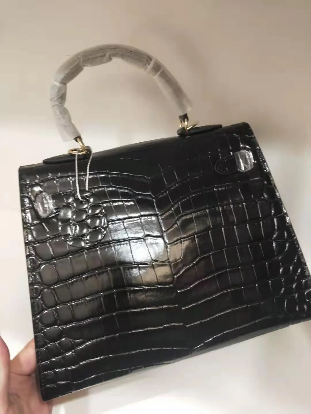Batch 50cmP640, 28cmP680💅💅🎈Hermes 🎈Hermes 😱Classic Kelly crocodile pattern Original first-layer cowhide leather inner sheepskin [strong] Original steel hardware Selected crocodile pattern Exquisite workmanship Detailed quality depends on the real thing and the picture Original workmanship Comes with a long shoulder strap Reasonable price Classic coming [Seduce] The picture above must sell [Victory] Size: 25×20×10cm, 28×23×13cm