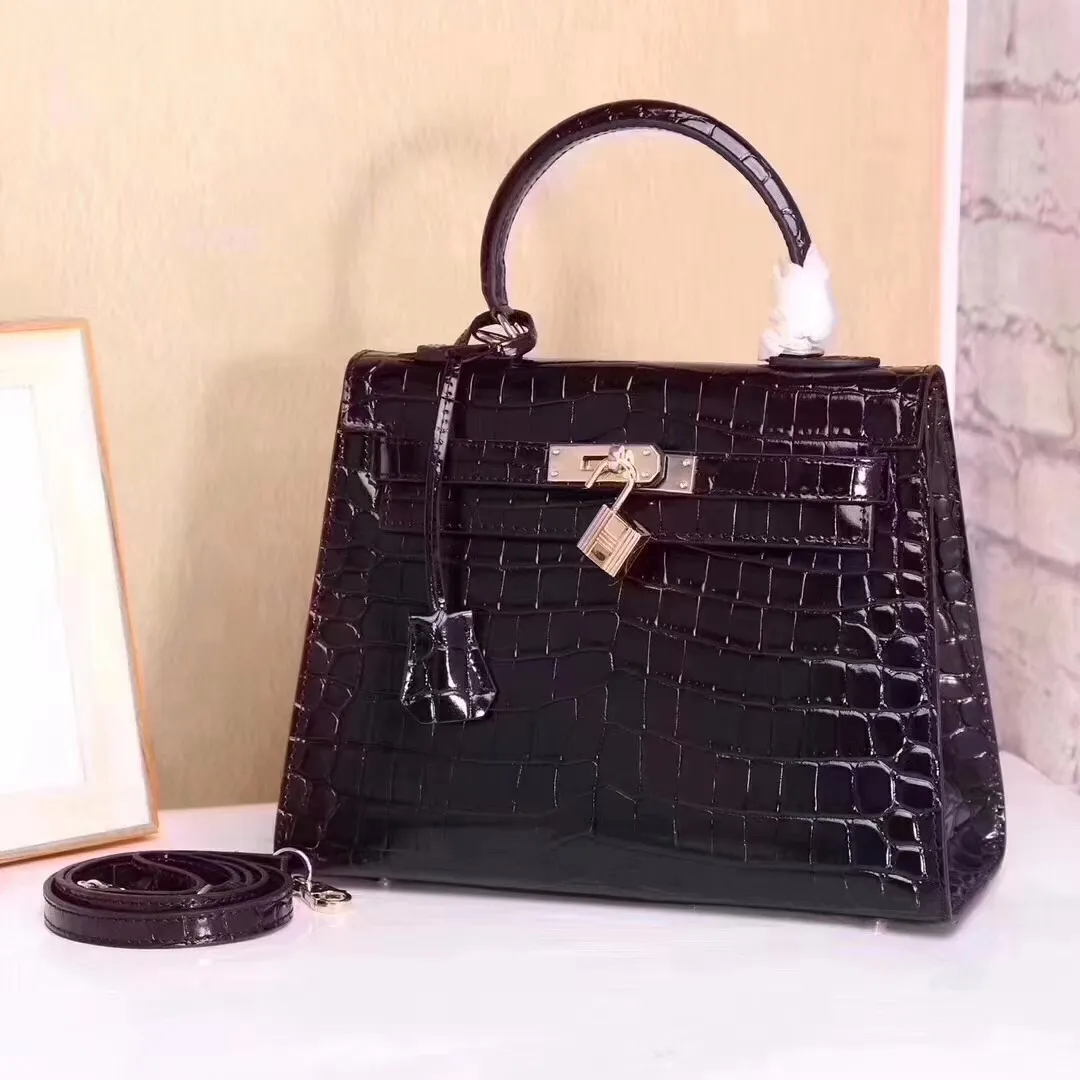 Batch 50cmP640, 28cmP680💅💅🎈Hermes 🎈Hermes 😱Classic Kelly crocodile pattern Original first-layer cowhide leather inner sheepskin [strong] Original steel hardware Selected crocodile pattern Exquisite workmanship Detailed quality depends on the real thing and the picture Original workmanship Comes with a long shoulder strap Reasonable price Classic coming [Seduce] The picture above must sell [Victory] Size: 25×20×10cm, 28×23×13cm