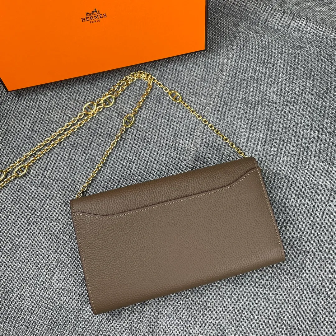 Hermes Constance p310💰 Hermes model: 9852 gold chain togo leather size: 22*11cm 🇫🇷Overseas🇫🇷Imported Togo cowhide, with original OEM code inside, soft and comfortable to the touch. The original replica is matched with silver hardware, exquisite and elegant, and the oil edge is straight and smooth🎈There are two large note slots, a zipper pocket, and 12 card slots🚚The gold chain is 120cm long