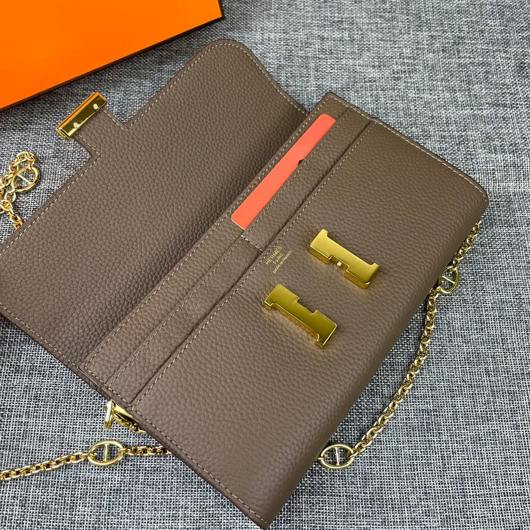 Hermes Constance p310💰 Hermes model: 9852 gold chain togo leather size: 22*11cm 🇫🇷Overseas🇫🇷Imported Togo cowhide, with original OEM code inside, soft and comfortable to the touch. The original replica is matched with silver hardware, exquisite and elegant, and the oil edge is straight and smooth🎈There are two large note slots, a zipper pocket, and 12 card slots🚚The gold chain is 120cm long