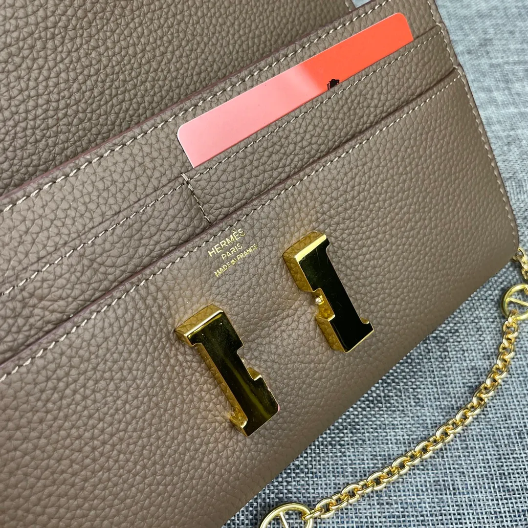 Hermes Constance p310💰 Hermes model: 9852 gold chain togo leather size: 22*11cm 🇫🇷Overseas🇫🇷Imported Togo cowhide, with original OEM code inside, soft and comfortable to the touch. The original replica is matched with silver hardware, exquisite and elegant, and the oil edge is straight and smooth🎈There are two large note slots, a zipper pocket, and 12 card slots🚚The gold chain is 120cm long