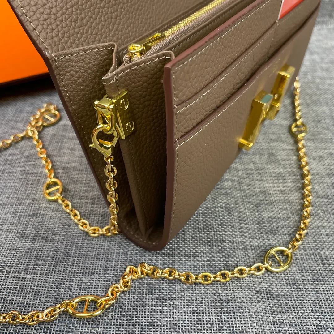 Hermes Constance p310💰 Hermes model: 9852 gold chain togo leather size: 22*11cm 🇫🇷Overseas🇫🇷Imported Togo cowhide, with original OEM code inside, soft and comfortable to the touch. The original replica is matched with silver hardware, exquisite and elegant, and the oil edge is straight and smooth🎈There are two large note slots, a zipper pocket, and 12 card slots🚚The gold chain is 120cm long
