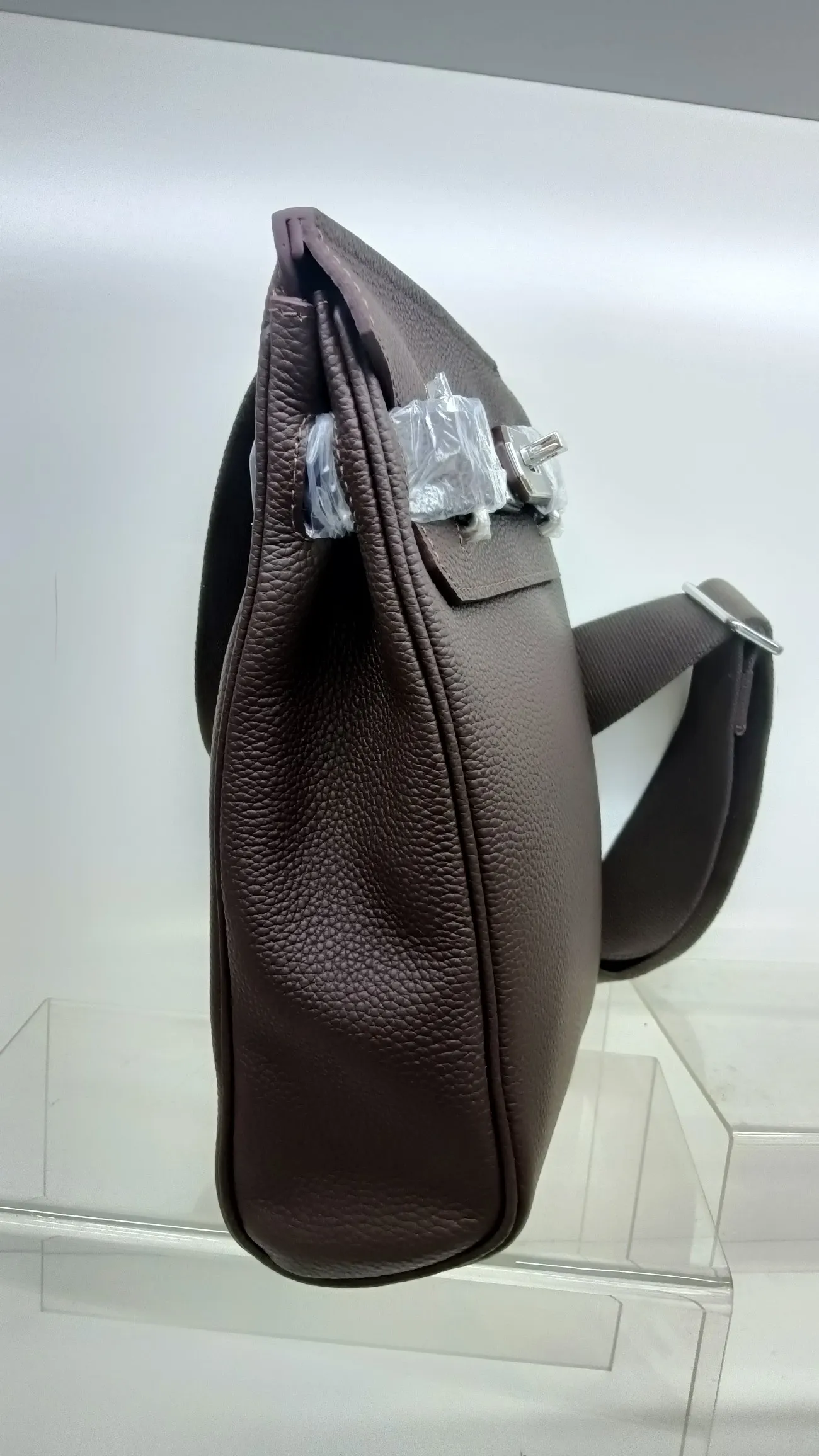 1080💰, ebony color, original tog0 cowhide chest bag with silver buckle hardware shipped, size: 17.5×8×26cm