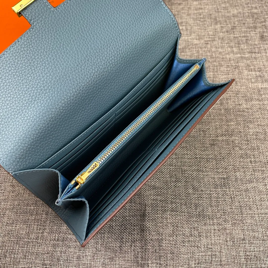 Hermes Constance p270💰 Hermes model: 539 gold buckle togo leather size: 22*11cm 🇫🇷Overseas🇫🇷Imported Togo cowhide, soft and comfortable to the touch. The original replica is matched with gold hardware and has the original OEM code inside. It is exquisite and elegant, and the oil edges are straight and smooth🎈There are two large note slots, a zipper pocket, and 12 card slots inside🚚
