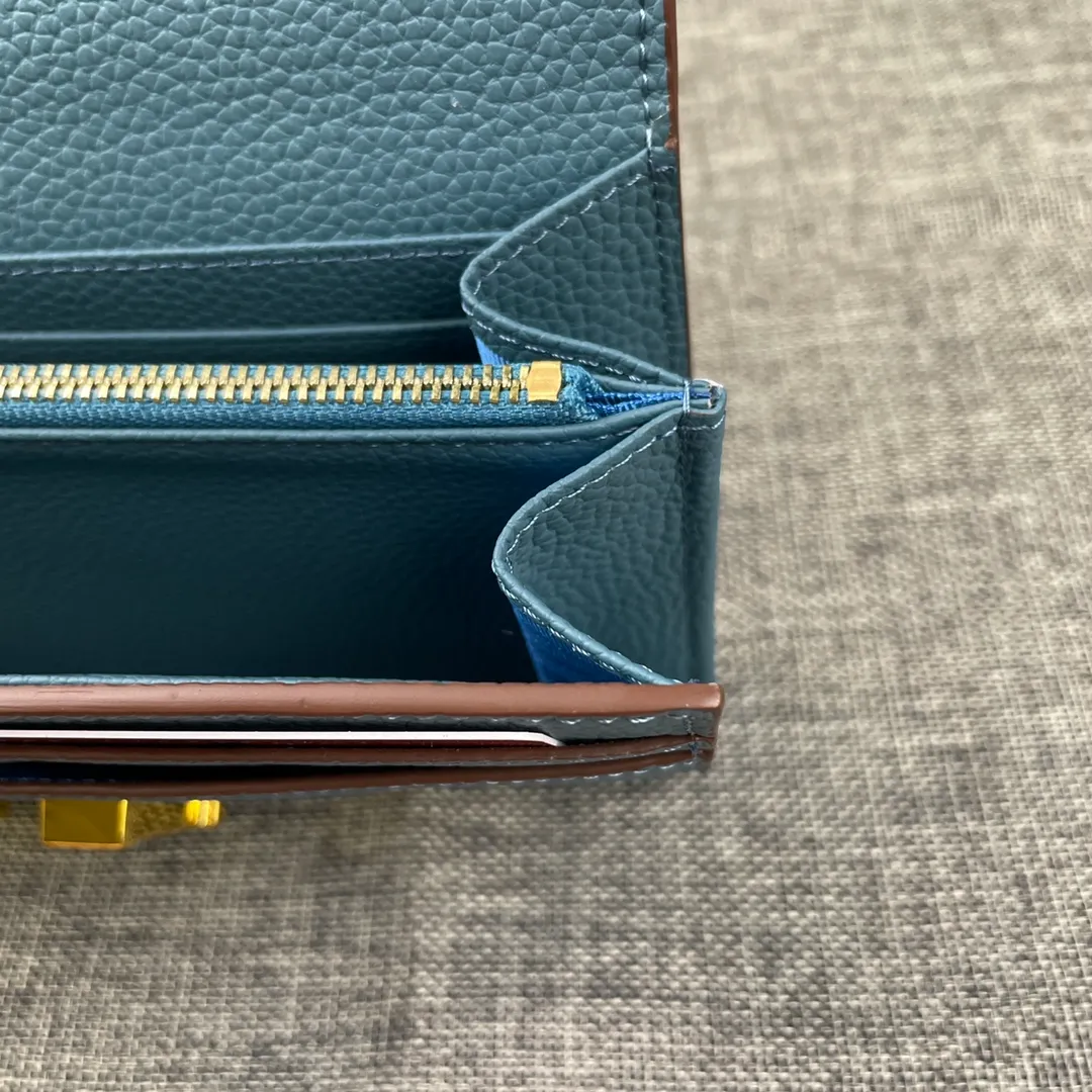 Hermes Constance p270💰 Hermes model: 539 gold buckle togo leather size: 22*11cm 🇫🇷Overseas🇫🇷Imported Togo cowhide, soft and comfortable to the touch. The original replica is matched with gold hardware and has the original OEM code inside. It is exquisite and elegant, and the oil edges are straight and smooth🎈There are two large note slots, a zipper pocket, and 12 card slots inside🚚
