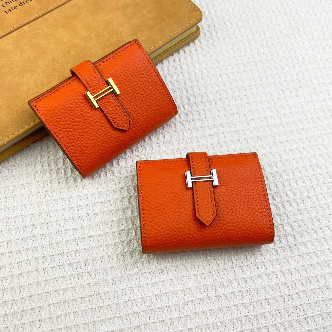 Hermès newly upgraded ♥️Original quality p190💰 HERMES card holder💋Business card holder Material: original togo cowhide Size: 10cm*7.5cm Model: 0511 pebbled pattern Description: First layer of cowhide inside and outside, oil edges are straight and smooth💃Belt buckle, simple and elegant🏭Exquisite and beautiful workmanship🎈Original OEM code inside
