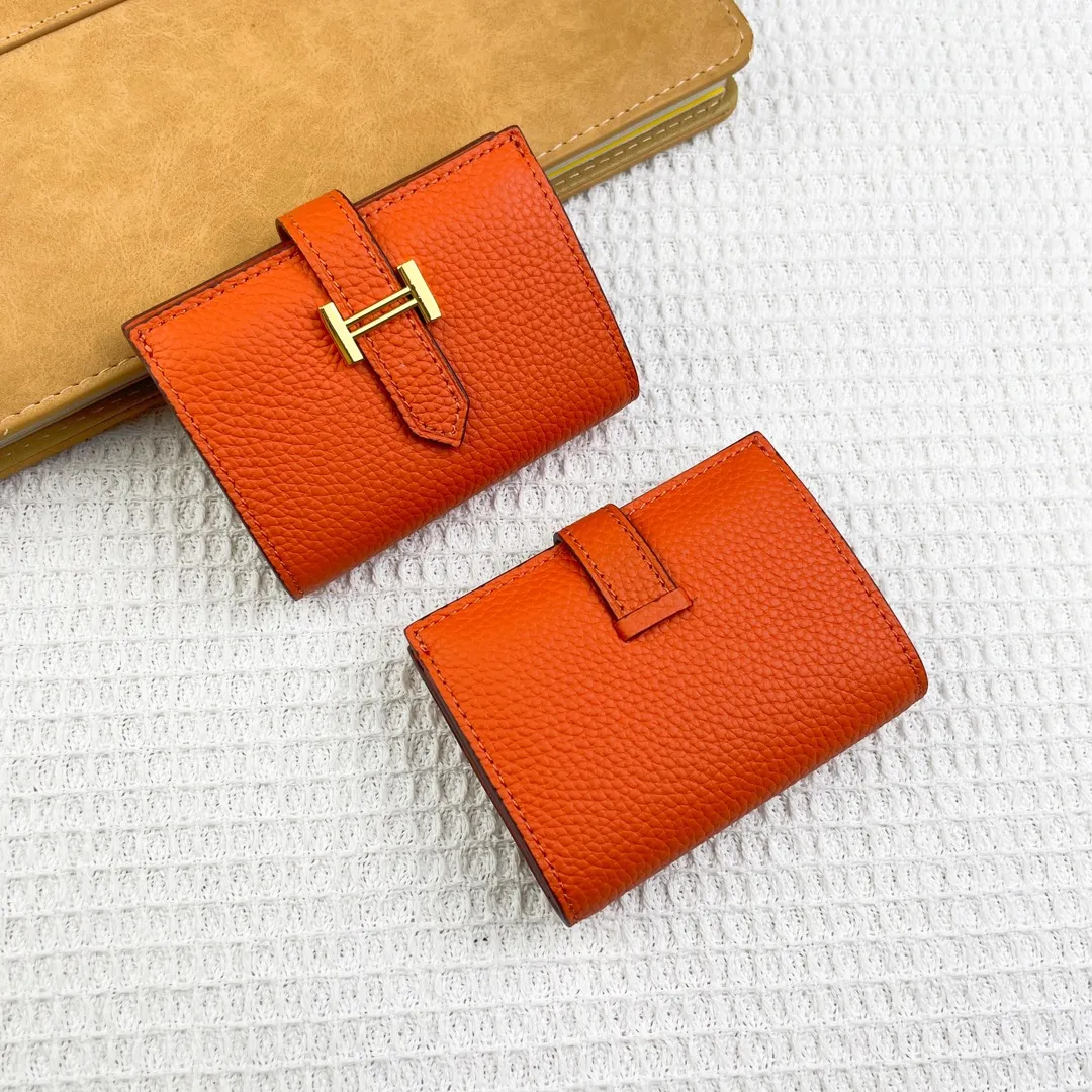 Hermès newly upgraded ♥️Original quality p190💰 HERMES card holder💋Business card holder Material: original togo cowhide Size: 10cm*7.5cm Model: 0511 pebbled pattern Description: First layer of cowhide inside and outside, oil edges are straight and smooth💃Belt buckle, simple and elegant🏭Exquisite and beautiful workmanship🎈Original OEM code inside