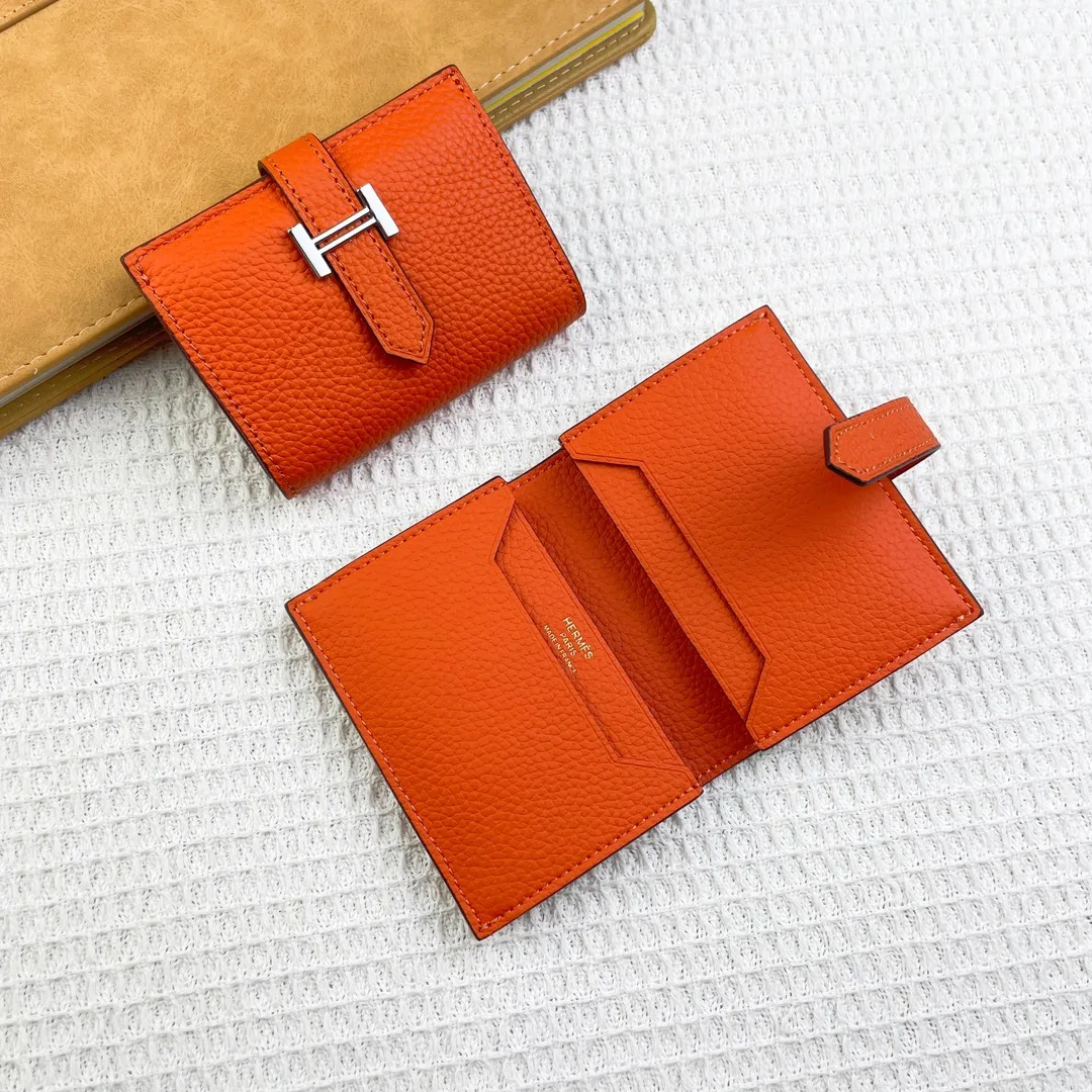 Hermès newly upgraded ♥️Original quality p190💰 HERMES card holder💋Business card holder Material: original togo cowhide Size: 10cm*7.5cm Model: 0511 pebbled pattern Description: First layer of cowhide inside and outside, oil edges are straight and smooth💃Belt buckle, simple and elegant🏭Exquisite and beautiful workmanship🎈Original OEM code inside