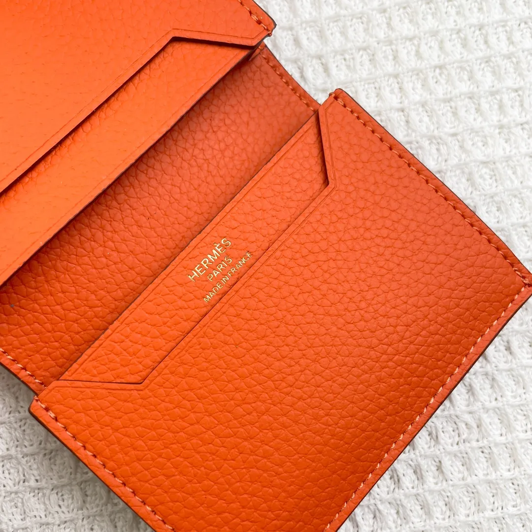 Hermès newly upgraded ♥️Original quality p190💰 HERMES card holder💋Business card holder Material: original togo cowhide Size: 10cm*7.5cm Model: 0511 pebbled pattern Description: First layer of cowhide inside and outside, oil edges are straight and smooth💃Belt buckle, simple and elegant🏭Exquisite and beautiful workmanship🎈Original OEM code inside