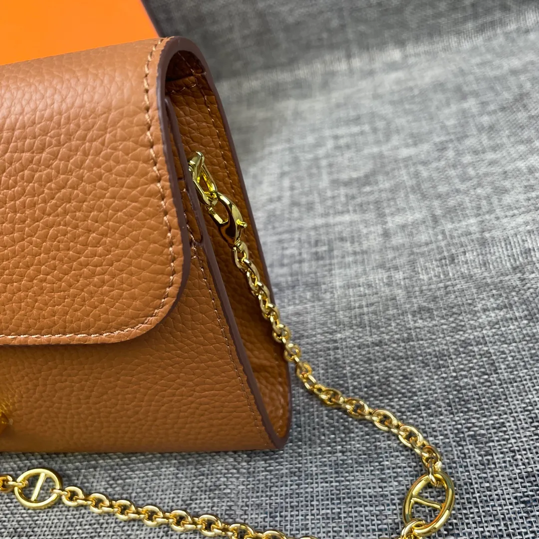 Hermes Constance p310💰 Hermes model: 9852 gold chain togo leather size: 22*11cm 🇫🇷Overseas🇫🇷Imported Togo cowhide, with original OEM code inside, soft and comfortable to the touch. The original replica is matched with silver hardware, exquisite and elegant, and the oil edge is straight and smooth🎈There are two large note slots, a zipper pocket, and 12 card slots🚚The gold chain is 120cm long