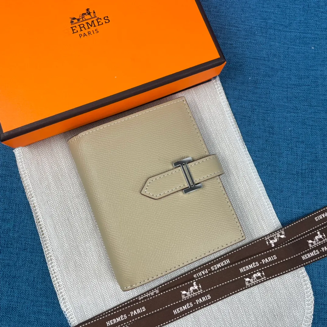 [Hermes original order] p230💰 Hermès new solid color leather pocket vertical wallet 💋Counter copy, original hardware, original OEM code inside 💋Soft feel 🎉Oil edges are straight and smooth, compare with the counter 💋Material: imported palm print cowhide 💋Size: 10*12CM. 💋Model: 5120 palm print