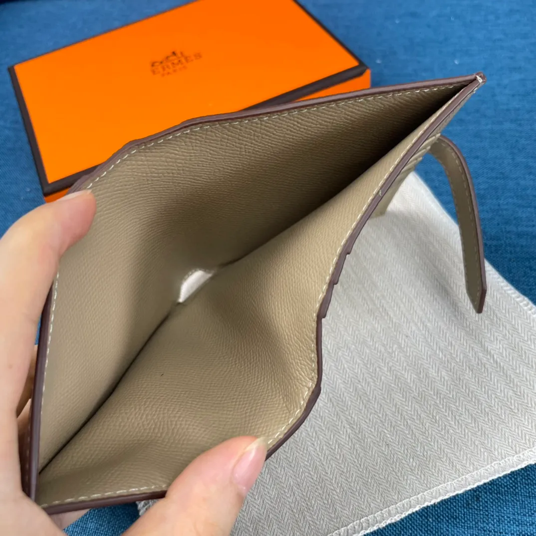[Hermes original order] p230💰 Hermès new solid color leather pocket vertical wallet 💋Counter copy, original hardware, original OEM code inside 💋Soft feel 🎉Oil edges are straight and smooth, compare with the counter 💋Material: imported palm print cowhide 💋Size: 10*12CM. 💋Model: 5120 palm print
