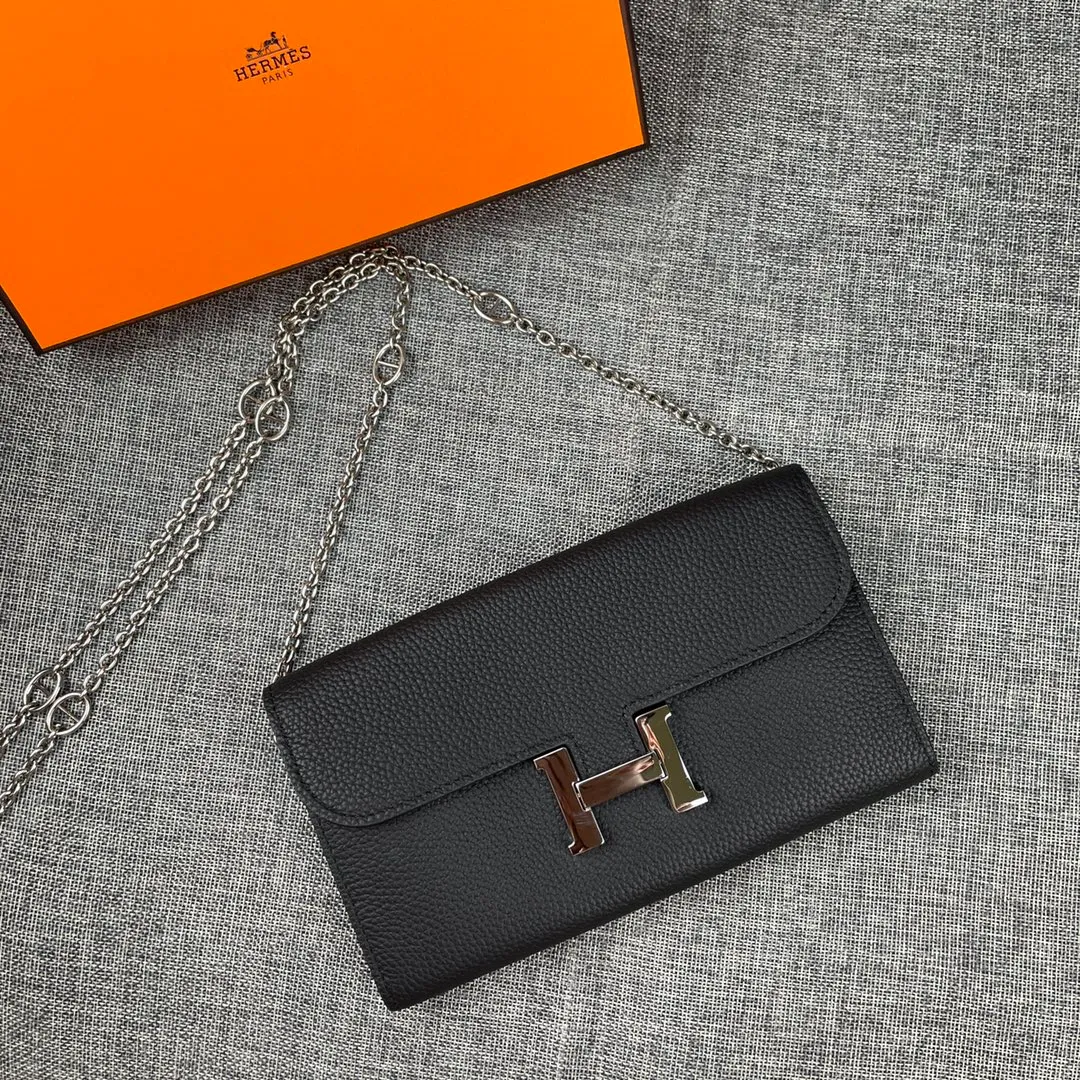 Hermes Constance p310💰 Hermes model: 9852 Togo leather silver chain size: 22*11cm 🇫🇷Overseas🇫🇷Imported Togo cowhide with original OEM code inside, soft and comfortable to the touch. The original replica is matched with silver hardware, exquisite and elegant, and the oil edge is straight and smooth🎈There are two large note slots, a zipper pocket, and 12 card slots🚚The silver chain is 120cm long