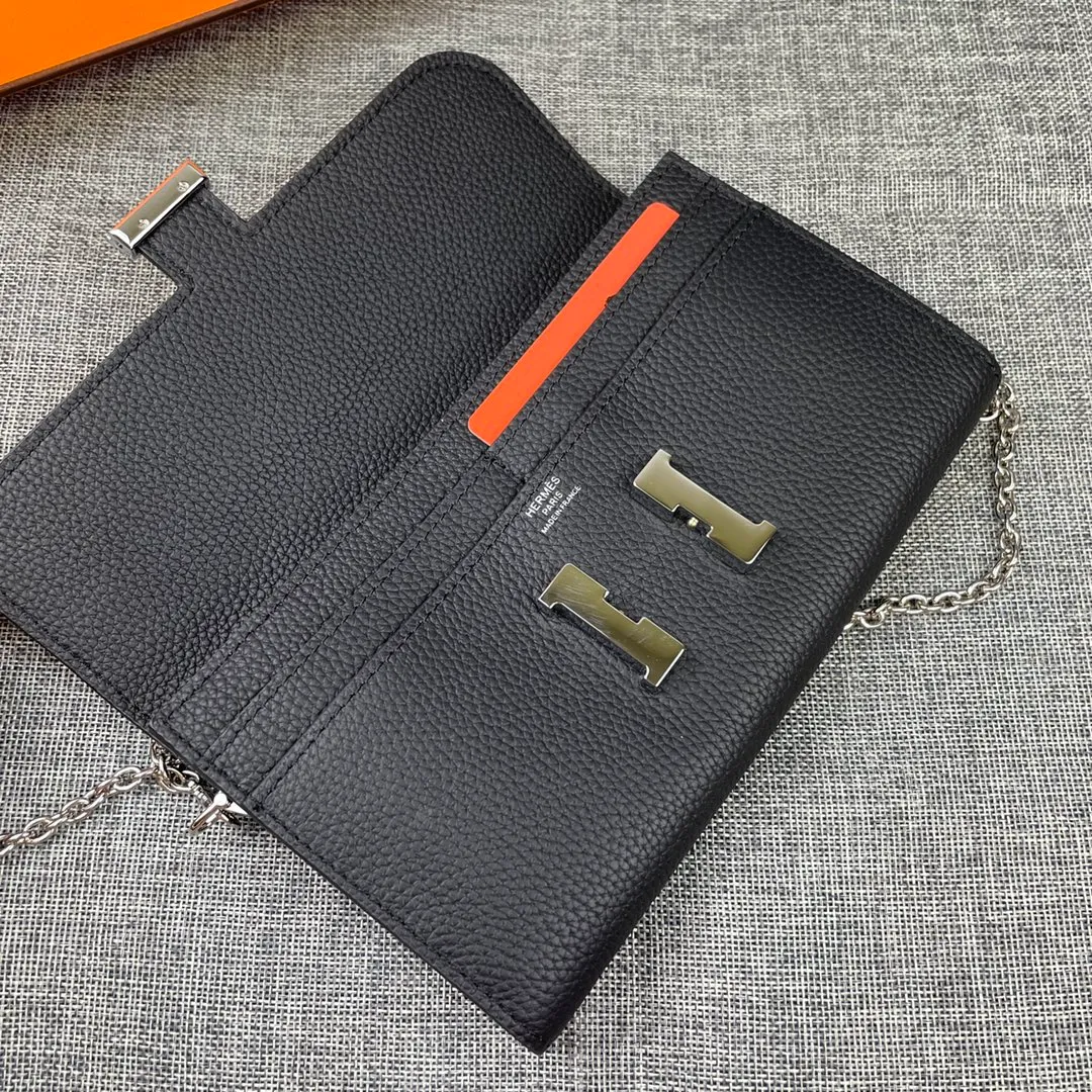 Hermes Constance p310💰 Hermes model: 9852 Togo leather silver chain size: 22*11cm 🇫🇷Overseas🇫🇷Imported Togo cowhide with original OEM code inside, soft and comfortable to the touch. The original replica is matched with silver hardware, exquisite and elegant, and the oil edge is straight and smooth🎈There are two large note slots, a zipper pocket, and 12 card slots🚚The silver chain is 120cm long