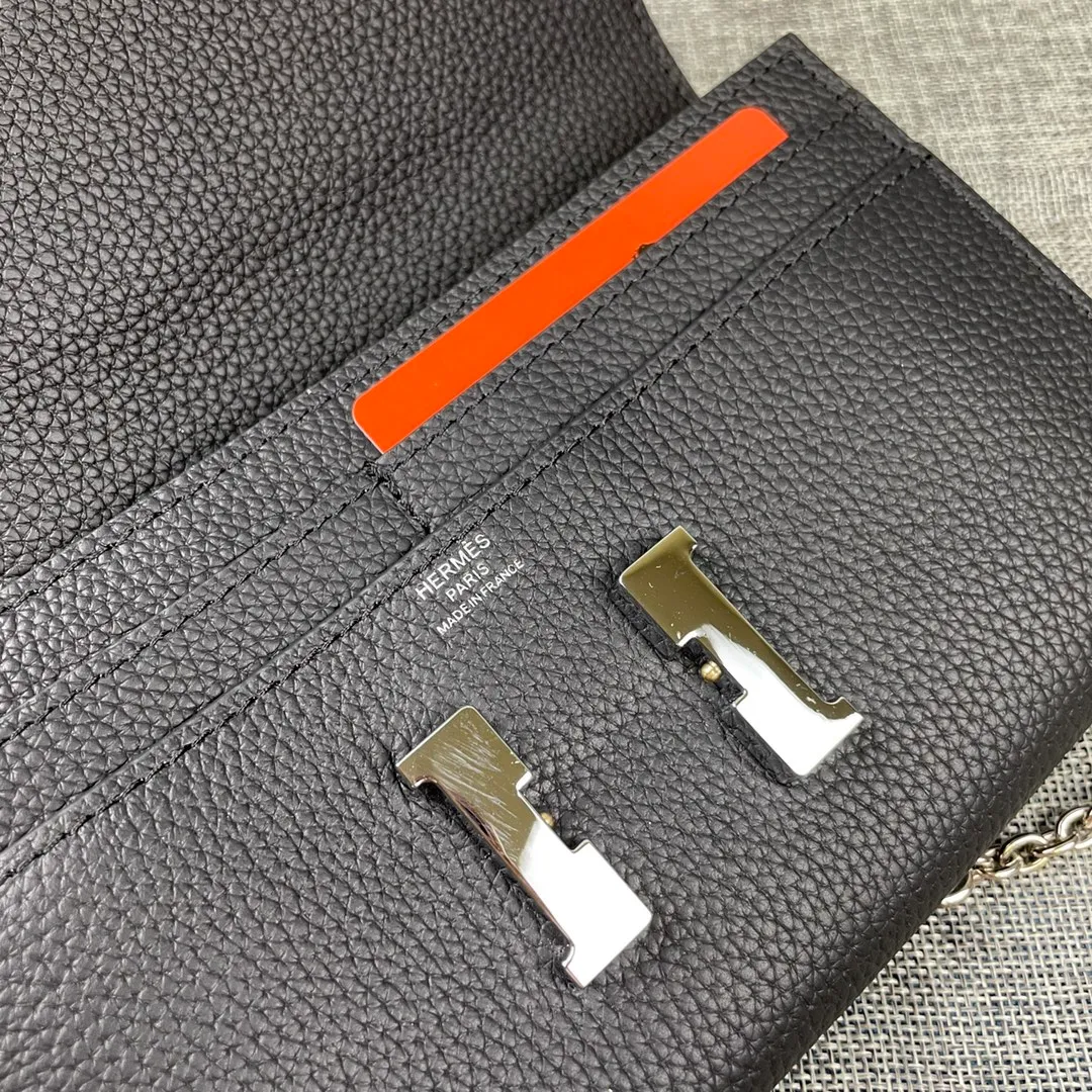 Hermes Constance p310💰 Hermes model: 9852 Togo leather silver chain size: 22*11cm 🇫🇷Overseas🇫🇷Imported Togo cowhide with original OEM code inside, soft and comfortable to the touch. The original replica is matched with silver hardware, exquisite and elegant, and the oil edge is straight and smooth🎈There are two large note slots, a zipper pocket, and 12 card slots🚚The silver chain is 120cm long