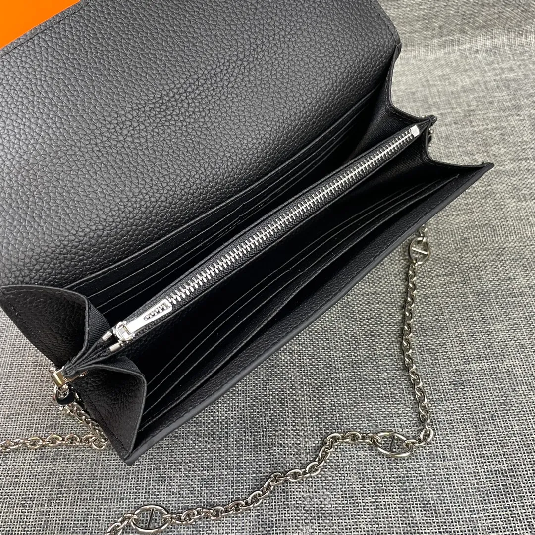 Hermes Constance p310💰 Hermes model: 9852 Togo leather silver chain size: 22*11cm 🇫🇷Overseas🇫🇷Imported Togo cowhide with original OEM code inside, soft and comfortable to the touch. The original replica is matched with silver hardware, exquisite and elegant, and the oil edge is straight and smooth🎈There are two large note slots, a zipper pocket, and 12 card slots🚚The silver chain is 120cm long