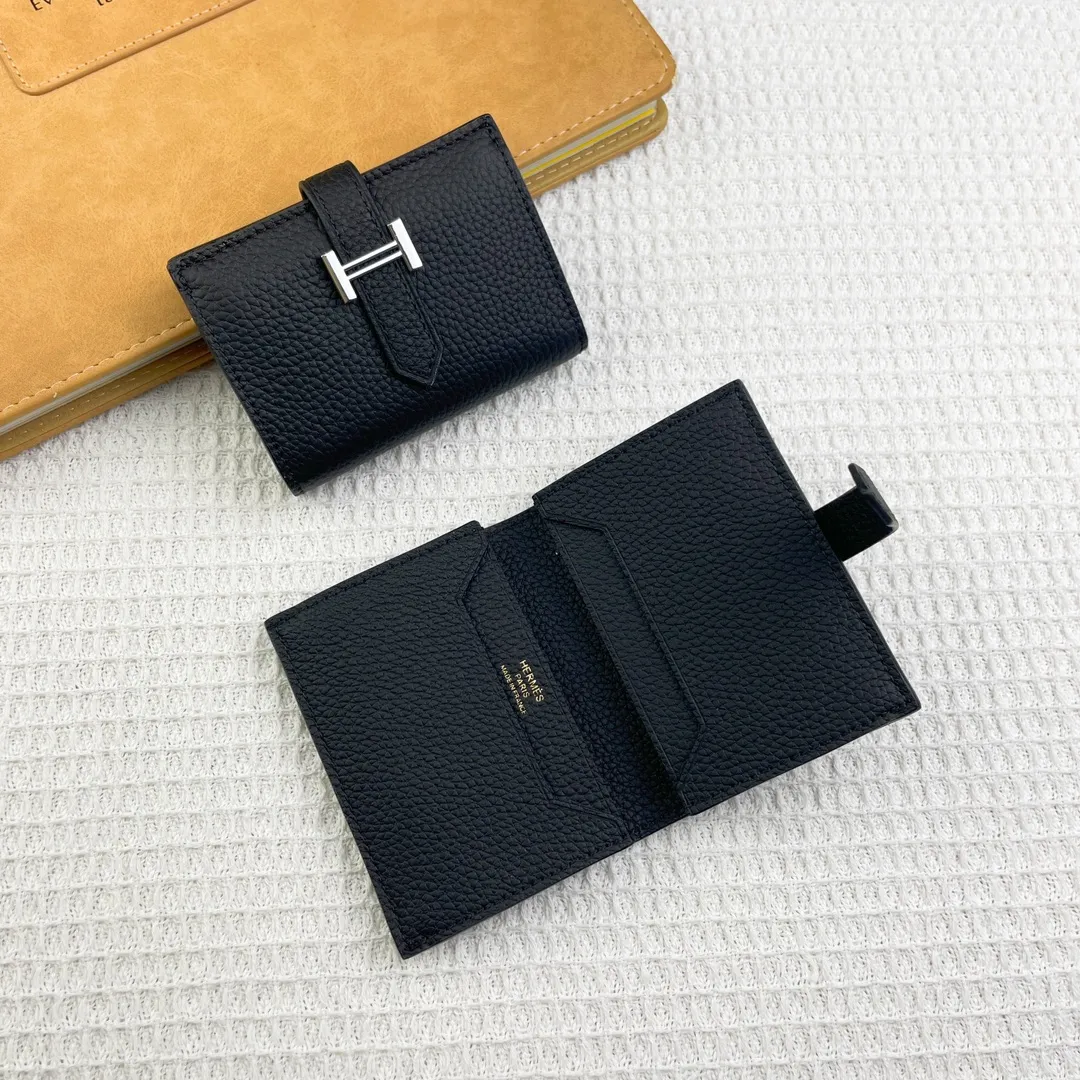 Hermès newly upgraded ♥️Original quality p190💰 HERMES card holder💋Business card holder Material: original togo cowhide Size: 10cm*7.5cm Model: 0511 pebbled pattern Description: First layer of cowhide inside and outside, oil edges are straight and smooth💃Belt buckle, simple and elegant🏭Exquisite and beautiful workmanship🎈Original OEM code inside