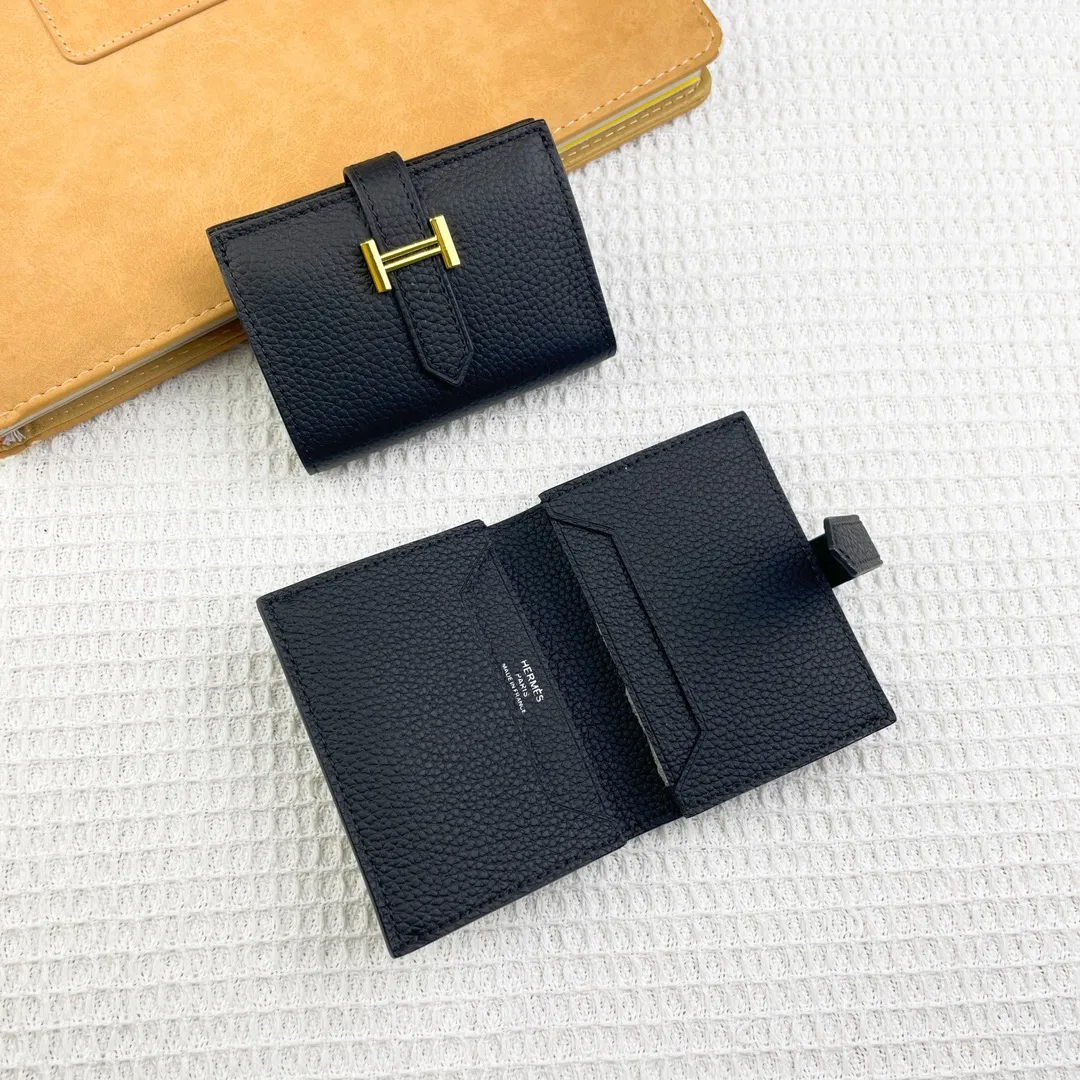 Hermès newly upgraded ♥️Original quality p190💰 HERMES card holder💋Business card holder Material: original togo cowhide Size: 10cm*7.5cm Model: 0511 pebbled pattern Description: First layer of cowhide inside and outside, oil edges are straight and smooth💃Belt buckle, simple and elegant🏭Exquisite and beautiful workmanship🎈Original OEM code inside