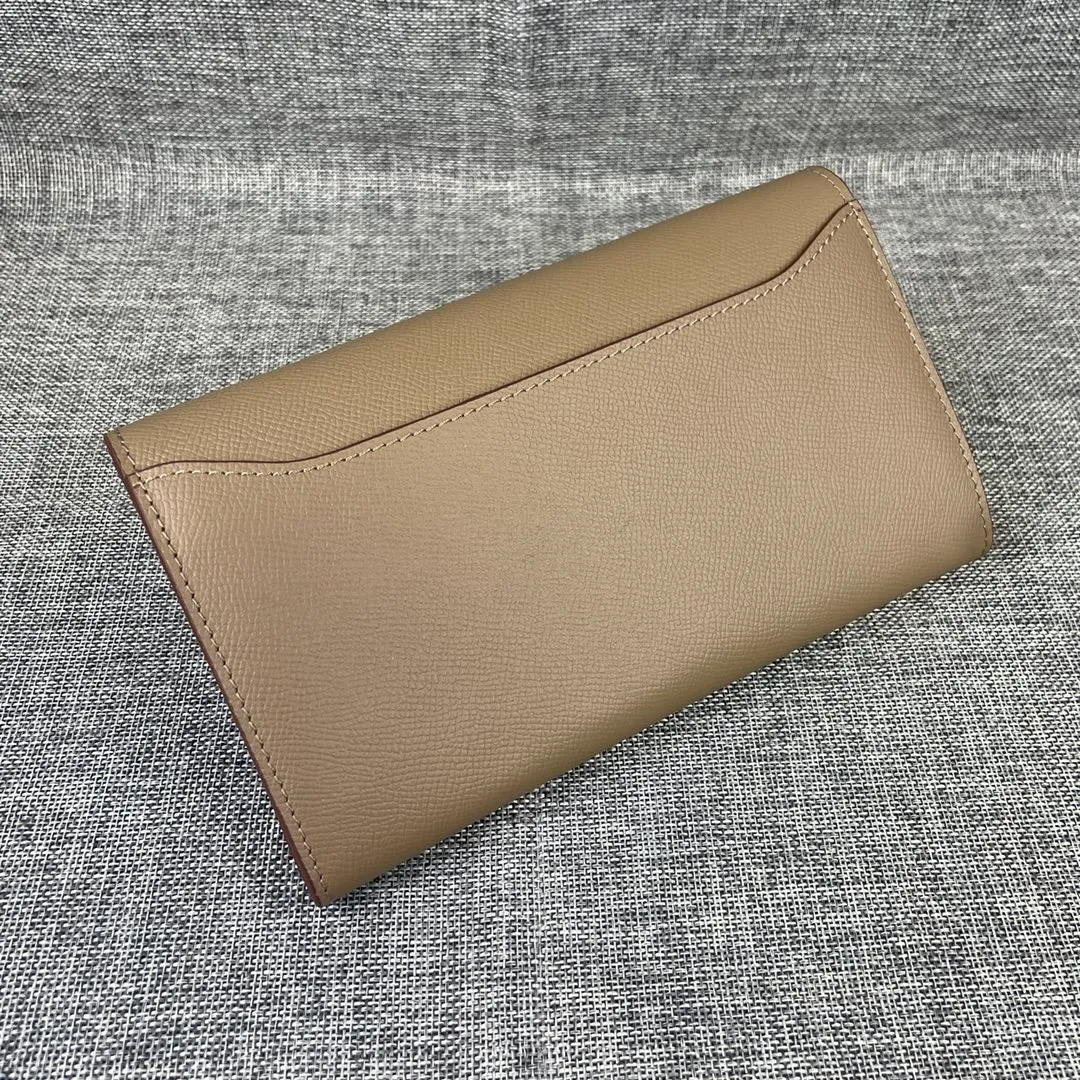 Hermes Constance original order p290💰 Model: 539 palm print silver buckle size: 22*11cm Hermes🇫🇷overseas🇫🇷 imported cowhide, soft and comfortable to the touch. Counter version, OEM code inside, original replica with gold hardware, exquisite and elegant, oil edge is straight and smooth🎈There are two large note slots, a zipper pocket, and 12 card slots🚚