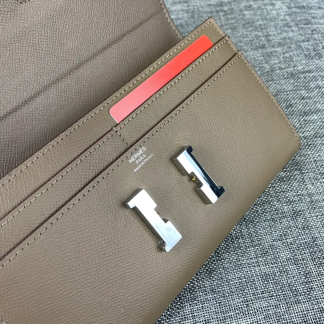Hermes Constance original order p290💰 Model: 539 palm print silver buckle size: 22*11cm Hermes🇫🇷overseas🇫🇷 imported cowhide, soft and comfortable to the touch. Counter version, OEM code inside, original replica with gold hardware, exquisite and elegant, oil edge is straight and smooth🎈There are two large note slots, a zipper pocket, and 12 card slots🚚