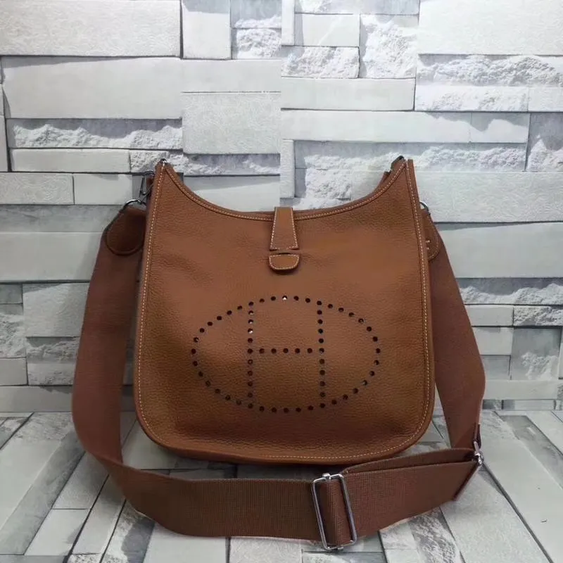 Batch 660💰💅 Hermes Evelyne crossbody bag, model number 166817. It is custom-made from first-layer cowhide. The shoulder strap can be adjusted. This novel and unique Evelyne is suitable for both men and women. It is not only because of the characteristics of the bag itself, but also because of the surprise it brings to the user. The biggest feature is its hollow H shape. This hollow has two purposes. One is to highlight the novelty of the design, and the other is to increase the recognition of the bag. The big hollow H makes it easy to tell that it is a Hermès Eveline satchel. [Real pictures] Size 30*28*10