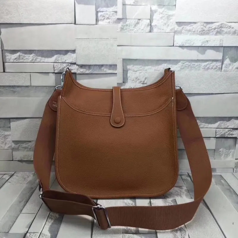 Batch 660💰💅 Hermes Evelyne crossbody bag, model number 166817. It is custom-made from first-layer cowhide. The shoulder strap can be adjusted. This novel and unique Evelyne is suitable for both men and women. It is not only because of the characteristics of the bag itself, but also because of the surprise it brings to the user. The biggest feature is its hollow H shape. This hollow has two purposes. One is to highlight the novelty of the design, and the other is to increase the recognition of the bag. The big hollow H makes it easy to tell that it is a Hermès Eveline satchel. [Real pictures] Size 30*28*10