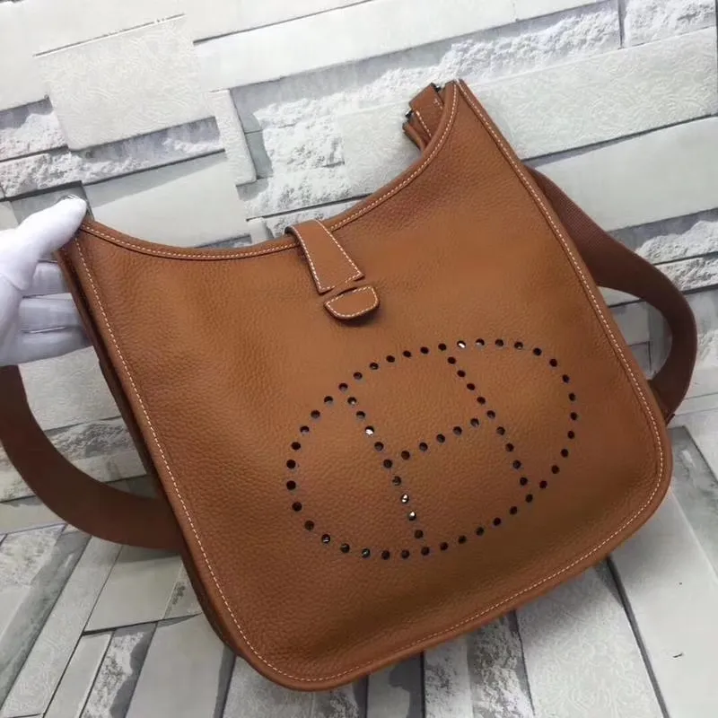 Batch 660💰💅 Hermes Evelyne crossbody bag, model number 166817. It is custom-made from first-layer cowhide. The shoulder strap can be adjusted. This novel and unique Evelyne is suitable for both men and women. It is not only because of the characteristics of the bag itself, but also because of the surprise it brings to the user. The biggest feature is its hollow H shape. This hollow has two purposes. One is to highlight the novelty of the design, and the other is to increase the recognition of the bag. The big hollow H makes it easy to tell that it is a Hermès Eveline satchel. [Real pictures] Size 30*28*10