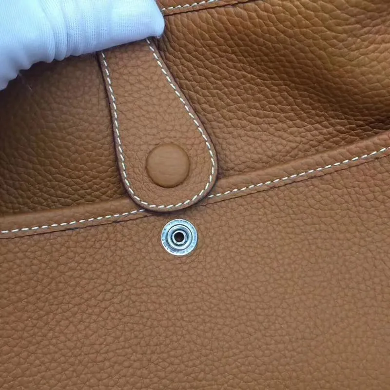 Batch 660💰💅 Hermes Evelyne crossbody bag, model number 166817. It is custom-made from first-layer cowhide. The shoulder strap can be adjusted. This novel and unique Evelyne is suitable for both men and women. It is not only because of the characteristics of the bag itself, but also because of the surprise it brings to the user. The biggest feature is its hollow H shape. This hollow has two purposes. One is to highlight the novelty of the design, and the other is to increase the recognition of the bag. The big hollow H makes it easy to tell that it is a Hermès Eveline satchel. [Real pictures] Size 30*28*10