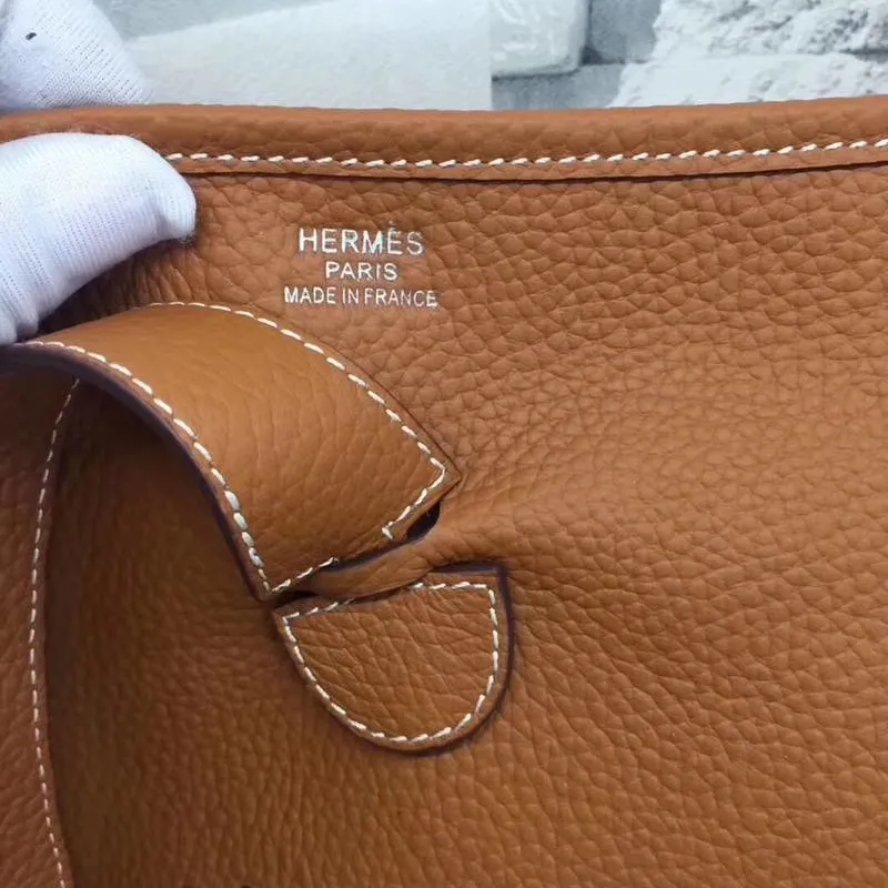 Batch 660💰💅 Hermes Evelyne crossbody bag, model number 166817. It is custom-made from first-layer cowhide. The shoulder strap can be adjusted. This novel and unique Evelyne is suitable for both men and women. It is not only because of the characteristics of the bag itself, but also because of the surprise it brings to the user. The biggest feature is its hollow H shape. This hollow has two purposes. One is to highlight the novelty of the design, and the other is to increase the recognition of the bag. The big hollow H makes it easy to tell that it is a Hermès Eveline satchel. [Real pictures] Size 30*28*10