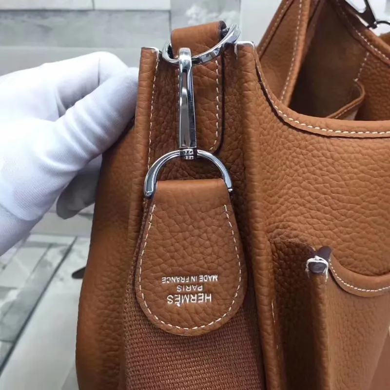 Batch 660💰💅 Hermes Evelyne crossbody bag, model number 166817. It is custom-made from first-layer cowhide. The shoulder strap can be adjusted. This novel and unique Evelyne is suitable for both men and women. It is not only because of the characteristics of the bag itself, but also because of the surprise it brings to the user. The biggest feature is its hollow H shape. This hollow has two purposes. One is to highlight the novelty of the design, and the other is to increase the recognition of the bag. The big hollow H makes it easy to tell that it is a Hermès Eveline satchel. [Real pictures] Size 30*28*10