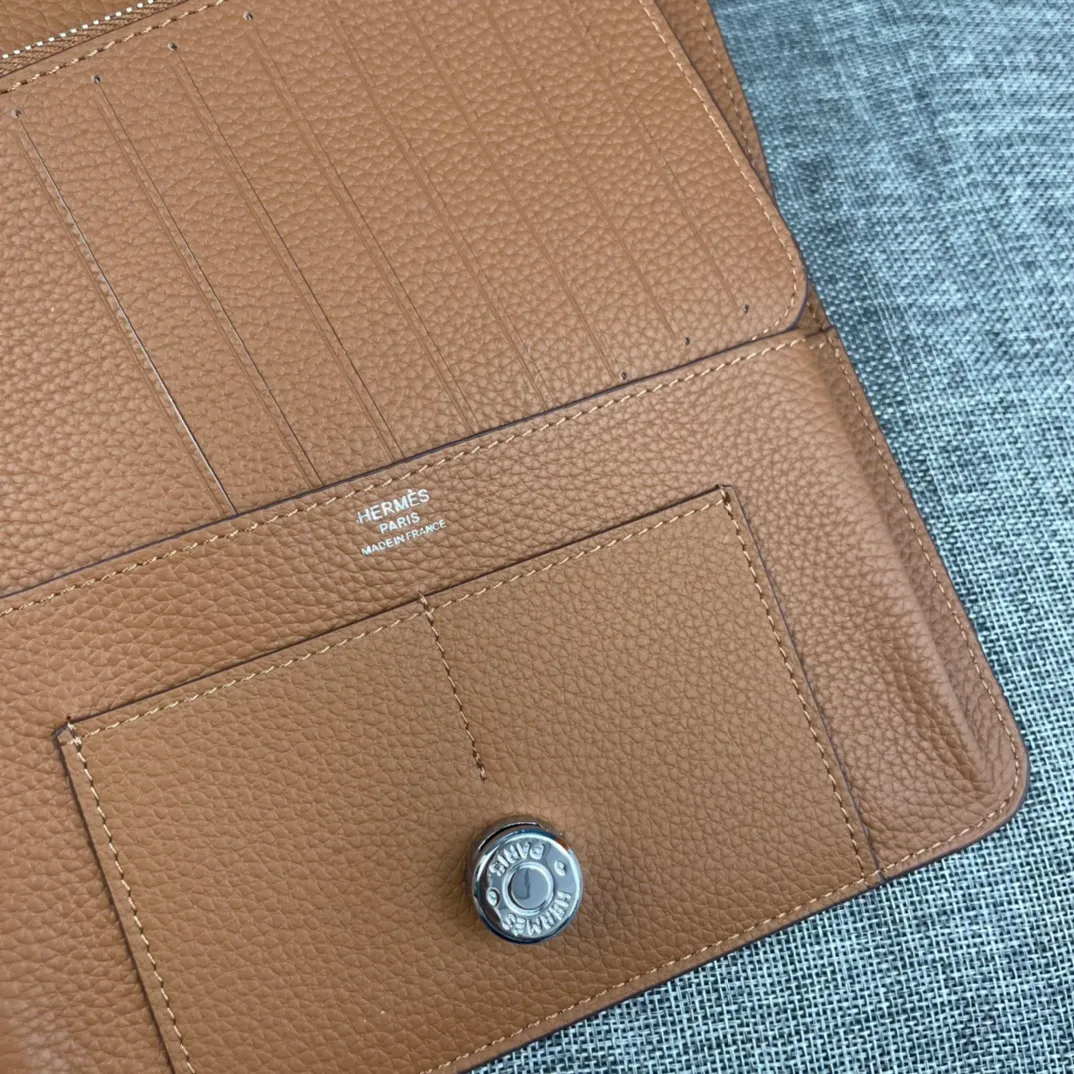 Original quality, p300💰 Hermès Dogon Duo detachable wallet Model: 533 silver buckle Made of togo calfskin, with original OEM code inside💄 Exquisite workmanship, 8 card slots, 1 banknote pocket, 2 additional pockets, a detachable coin purse and palladium-plated saddle nail lock Size: 20.1cm*12.5cm