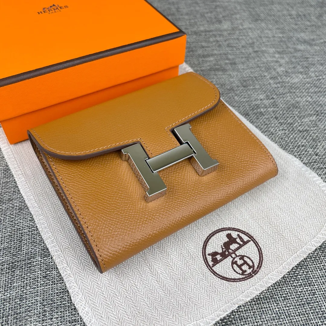Hermes Constance p250💰 Model: 537 Palm pattern silver buckle Size: 13*11.8cm. Hermes🇫🇷Overseas🇫🇷Imported palm pattern cowhide, soft and comfortable to the touch. The original replica is matched with silver hardware, exquisite and elegant, and has the original OEM code inside. The oil edges are straight and smooth🎈There are two cash slots, a zipper pocket, and 3 card slots🚚