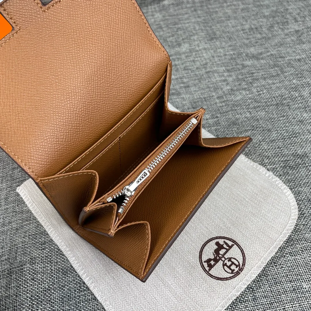 Hermes Constance p250💰 Model: 537 Palm pattern silver buckle Size: 13*11.8cm. Hermes🇫🇷Overseas🇫🇷Imported palm pattern cowhide, soft and comfortable to the touch. The original replica is matched with silver hardware, exquisite and elegant, and has the original OEM code inside. The oil edges are straight and smooth🎈There are two cash slots, a zipper pocket, and 3 card slots🚚