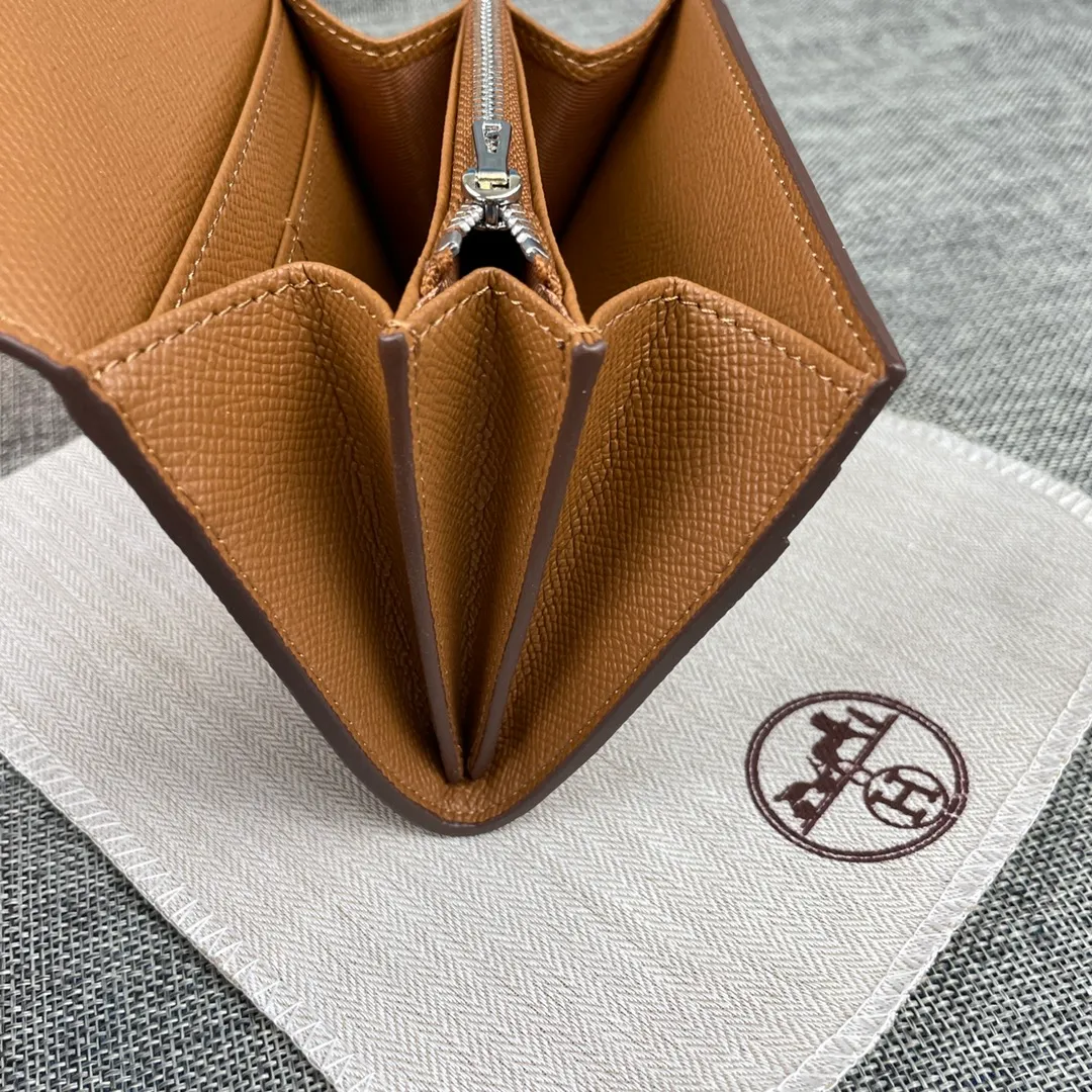 Hermes Constance p250💰 Model: 537 Palm pattern silver buckle Size: 13*11.8cm. Hermes🇫🇷Overseas🇫🇷Imported palm pattern cowhide, soft and comfortable to the touch. The original replica is matched with silver hardware, exquisite and elegant, and has the original OEM code inside. The oil edges are straight and smooth🎈There are two cash slots, a zipper pocket, and 3 card slots🚚