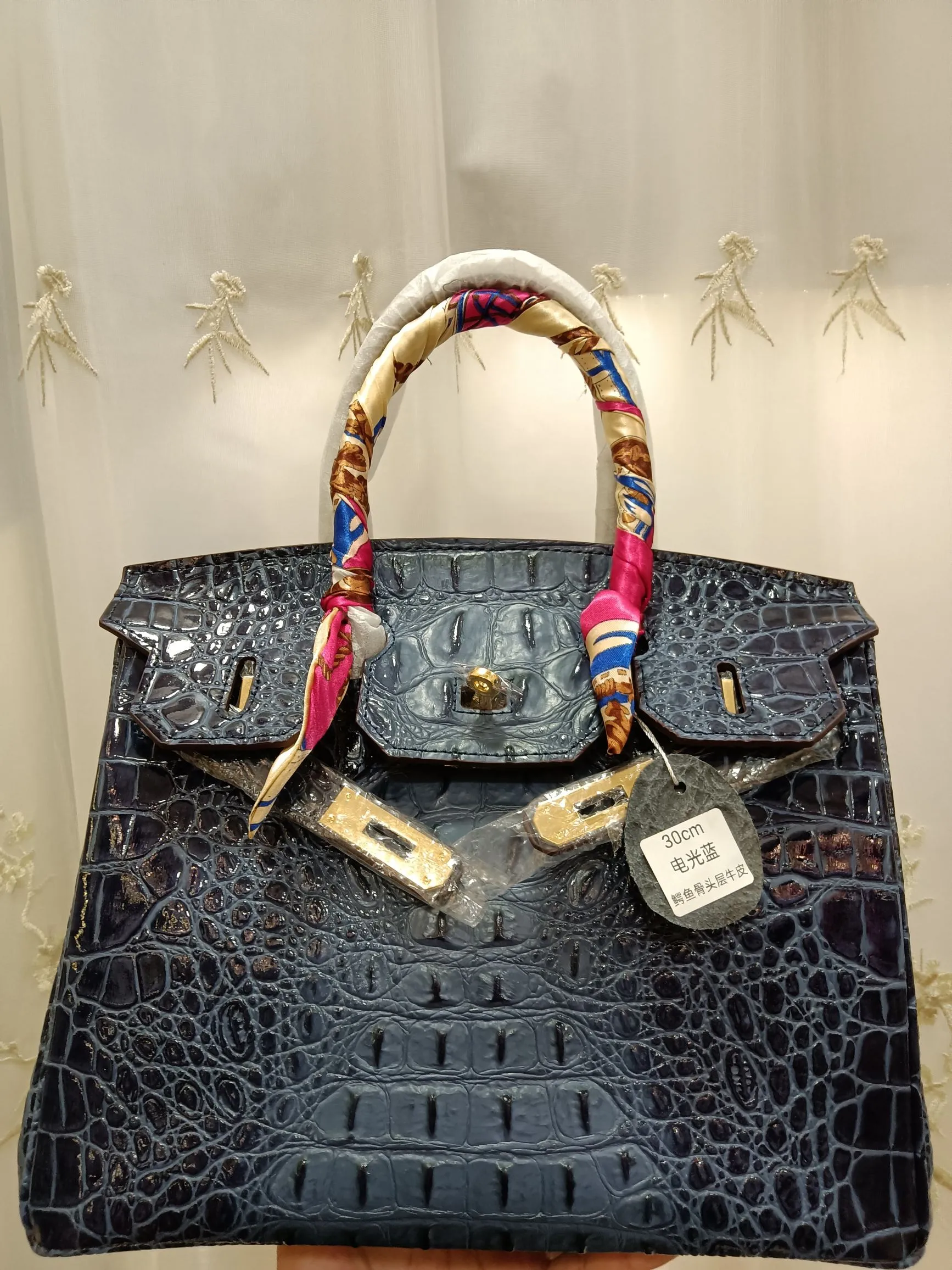 ❤️Hot model debut❤️Batch 💰880/420💋Hermes/Hermes💋Official classic production ✨Platinum crocodile bone✨Original quality coming👉Using imported crocodile bone pattern cowhide from the country of origin 👑 Equipped with pure 24k original hardware💎Size: large size 35*25*18cm/small size 30*22*16cm👛The workmanship is amazing👏👏The legendary slow work brings out the fine work💦Real picture taken💦