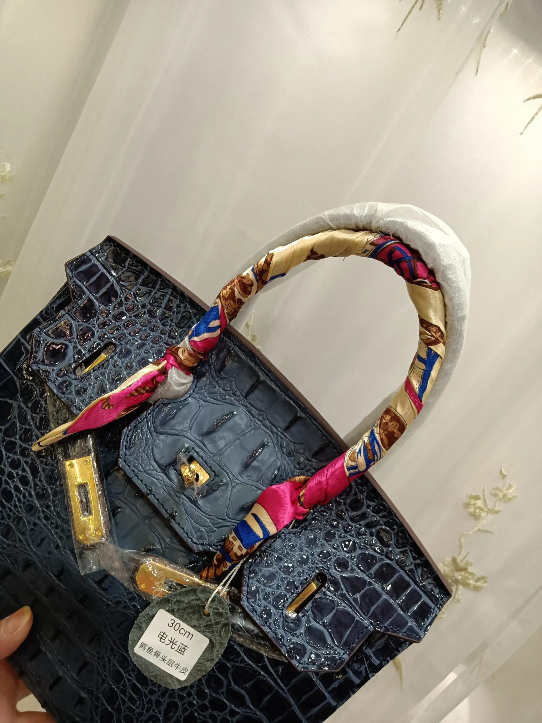 ❤️Hot model debut❤️Batch 💰880/420💋Hermes/Hermes💋Official classic production ✨Platinum crocodile bone✨Original quality coming👉Using imported crocodile bone pattern cowhide from the country of origin 👑 Equipped with pure 24k original hardware💎Size: large size 35*25*18cm/small size 30*22*16cm👛The workmanship is amazing👏👏The legendary slow work brings out the fine work💦Real picture taken💦