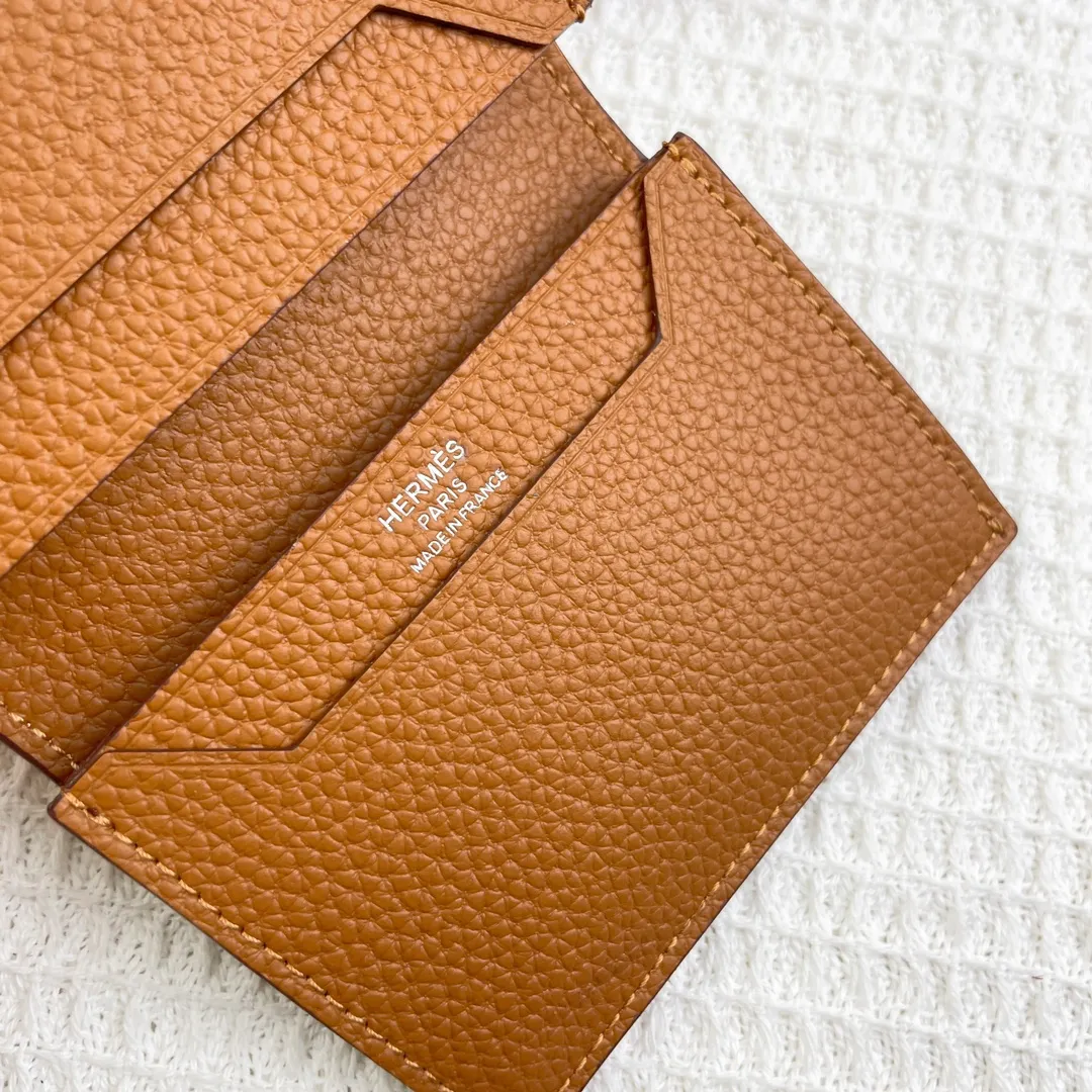 Hermès newly upgraded ♥️Original quality p190💰 HERMES card holder💋Business card holder Material: original togo cowhide Size: 10cm*7.5cm Model: 0511 pebbled pattern Description: First layer of cowhide inside and outside, oil edges are straight and smooth💃Belt buckle, simple and elegant🏭Exquisite and beautiful workmanship🎈Original OEM code inside