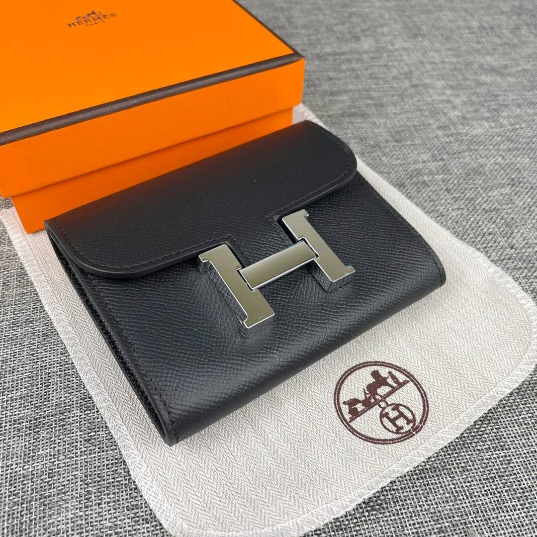 Hermes Constance p250💰 Model: 537 Palm pattern silver buckle Size: 13*11.8cm. Hermes🇫🇷Overseas🇫🇷Imported palm pattern cowhide, soft and comfortable to the touch. The original replica is matched with silver hardware, exquisite and elegant, and has the original OEM code inside. The oil edges are straight and smooth🎈There are two cash slots, a zipper pocket, and 3 card slots🚚