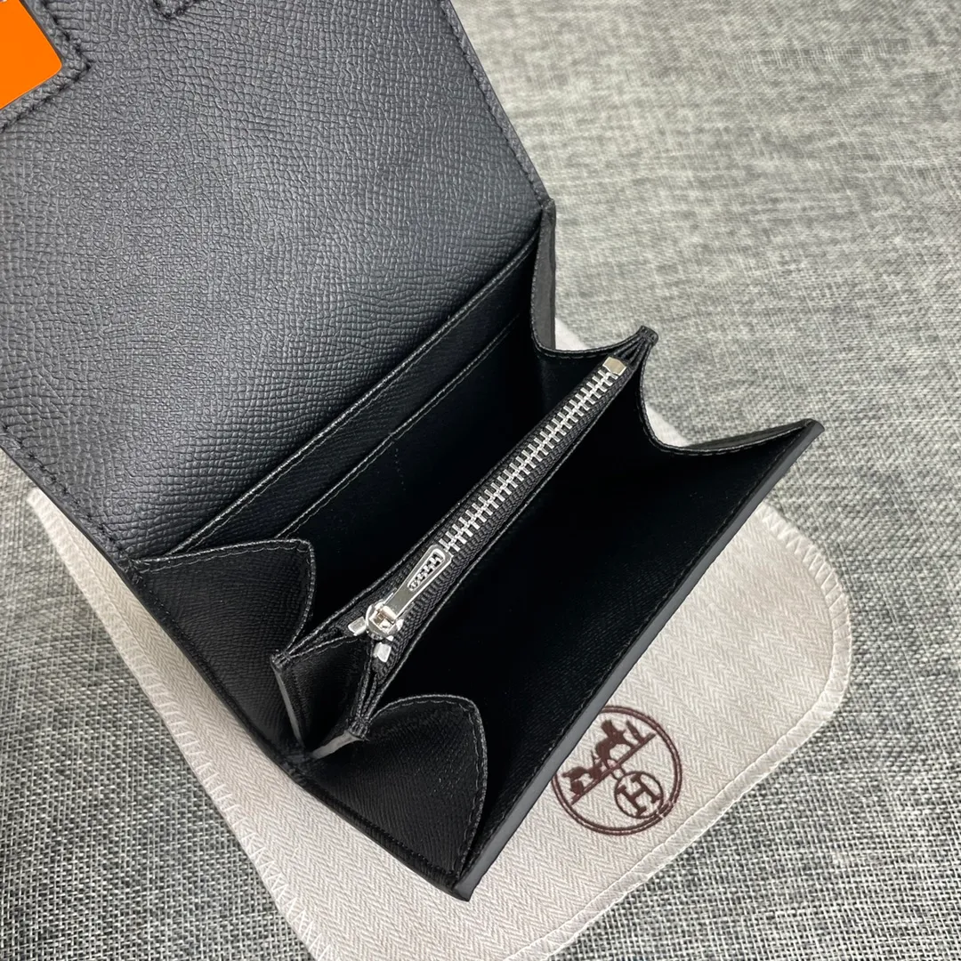 Hermes Constance p250💰 Model: 537 Palm pattern silver buckle Size: 13*11.8cm. Hermes🇫🇷Overseas🇫🇷Imported palm pattern cowhide, soft and comfortable to the touch. The original replica is matched with silver hardware, exquisite and elegant, and has the original OEM code inside. The oil edges are straight and smooth🎈There are two cash slots, a zipper pocket, and 3 card slots🚚