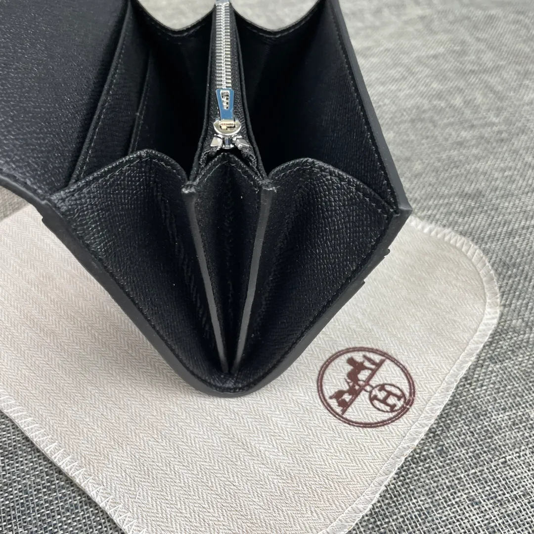 Hermes Constance p250💰 Model: 537 Palm pattern silver buckle Size: 13*11.8cm. Hermes🇫🇷Overseas🇫🇷Imported palm pattern cowhide, soft and comfortable to the touch. The original replica is matched with silver hardware, exquisite and elegant, and has the original OEM code inside. The oil edges are straight and smooth🎈There are two cash slots, a zipper pocket, and 3 card slots🚚