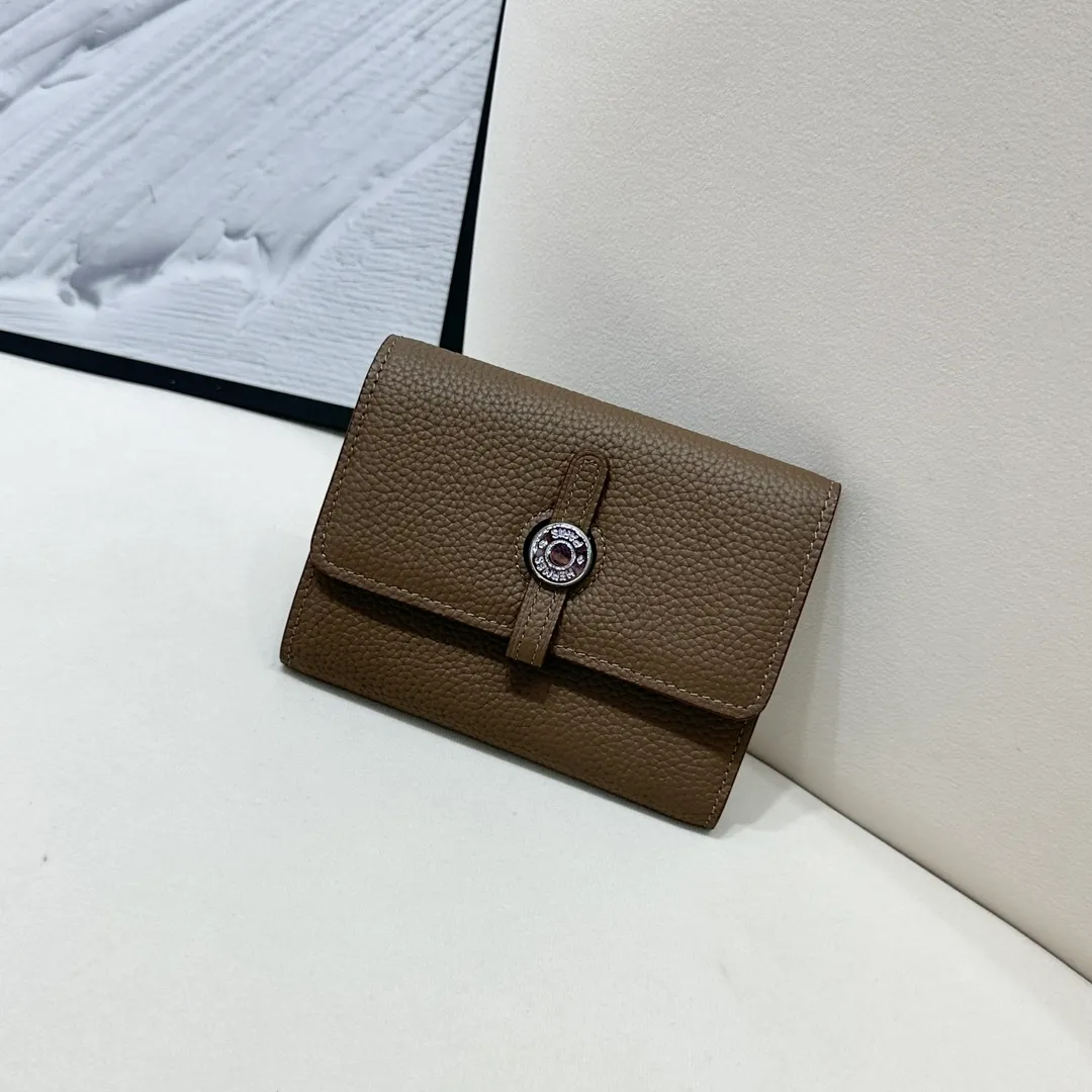 [Hermes new wallet]💰250 Model: H230 silver buckle Dimensions: length 13.5x width 10.5x thickness 2.5 cm Made of togo calf leather, equipped with 10 card slots, 1 banknote pocket, palladium-plated lock buckle, exquisite and perfect workmanship, original OEM code inside