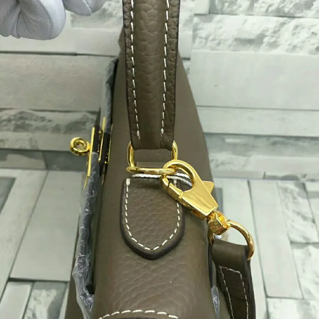 High quality 🅿️P600/P640/P680😀Classic models are sold every day🉐Hermès Kelly pebbled soft cowhide🐂Upgraded quality❤️Soft feel, fine workmanship, good-looking style, versatile all year round! Quality Guaranteed Taste ❗️ 3 sizes small 25cm; medium 28cm; large 32cm
