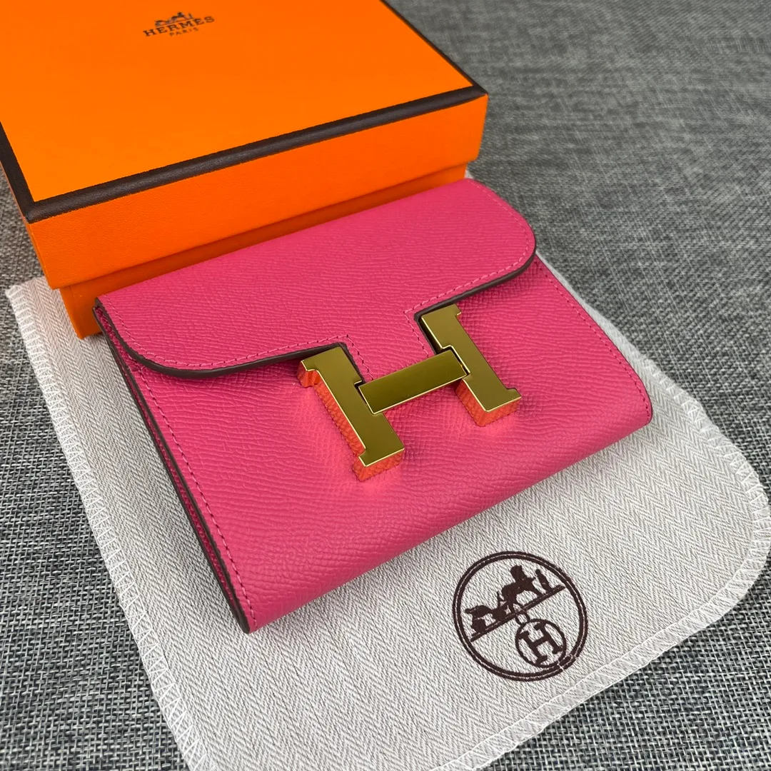 Hermes Constance p250💰 Model: 537 palm pattern gold buckle size: 13*11.8cm. Hermes🇫🇷overseas🇫🇷Imported T palm pattern cowhide, soft and comfortable to the touch. The original replica is matched with gold hardware, exquisite and elegant, and has the original OEM code inside. The oil edges are straight and smooth🎈There are two cash slots, a zipper pocket, and 3 card slots inside🚚