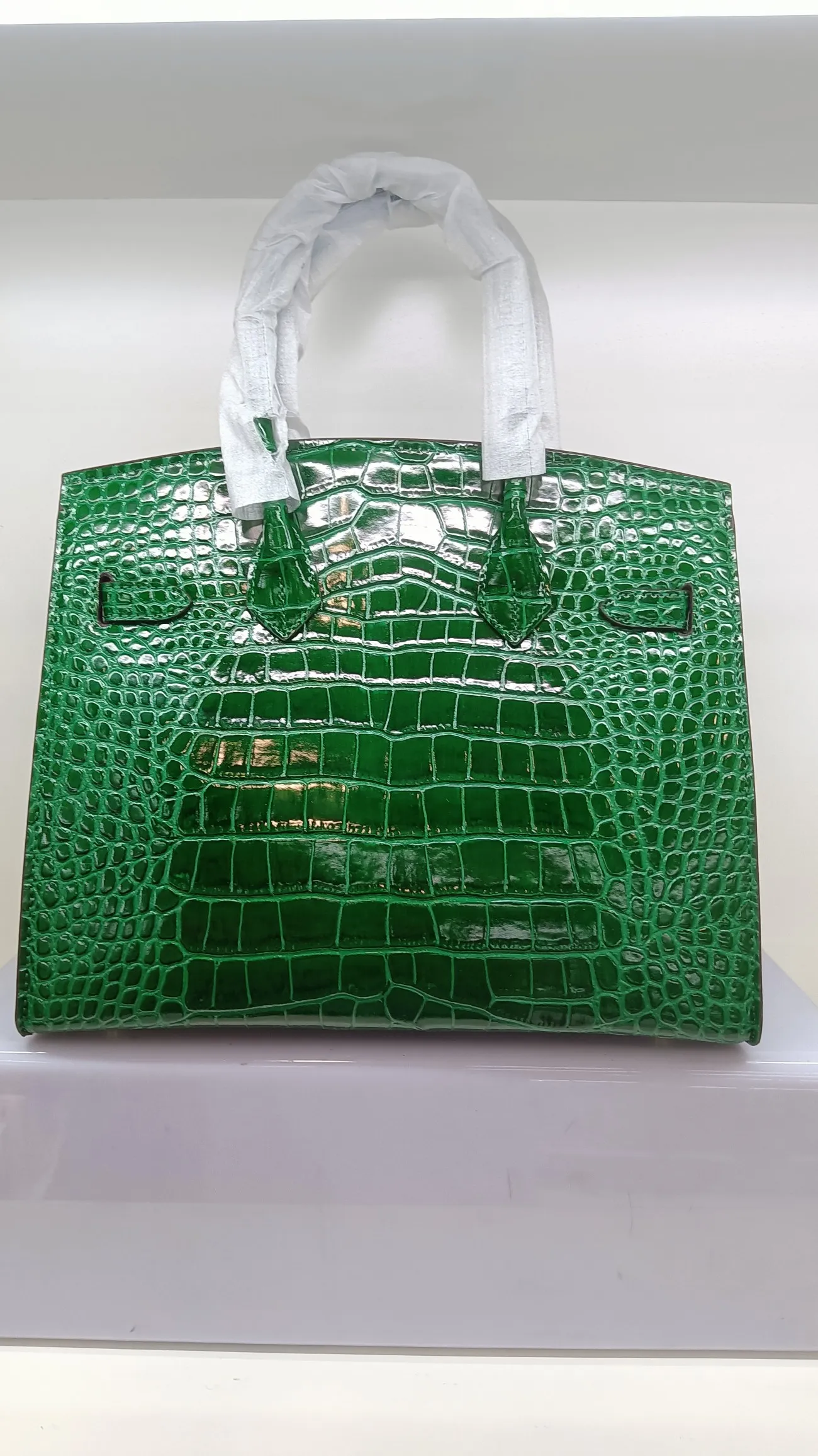 760💰 Crocodile pattern cowhide oil edge model: picture color, green, no perforation, with long shoulder strap, size 30X13X26cm