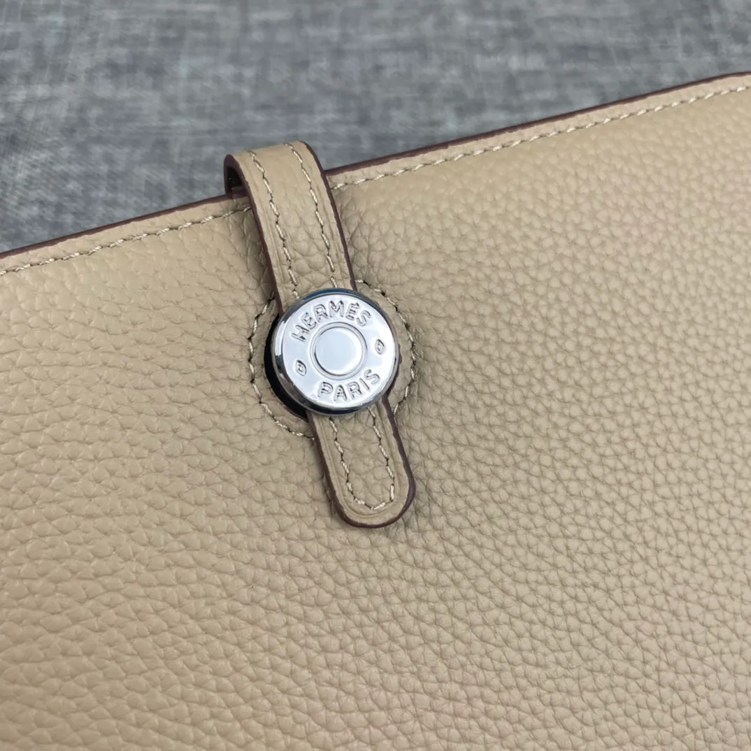 Original quality, p300💰 Hermès Dogon Duo detachable wallet Model: 533 silver buckle Made of togo calfskin, with original OEM code inside💄 Exquisite workmanship, 8 card slots, 1 banknote pocket, 2 additional pockets, a detachable coin purse and palladium-plated saddle nail lock Size: 20.1cm*12.5cm