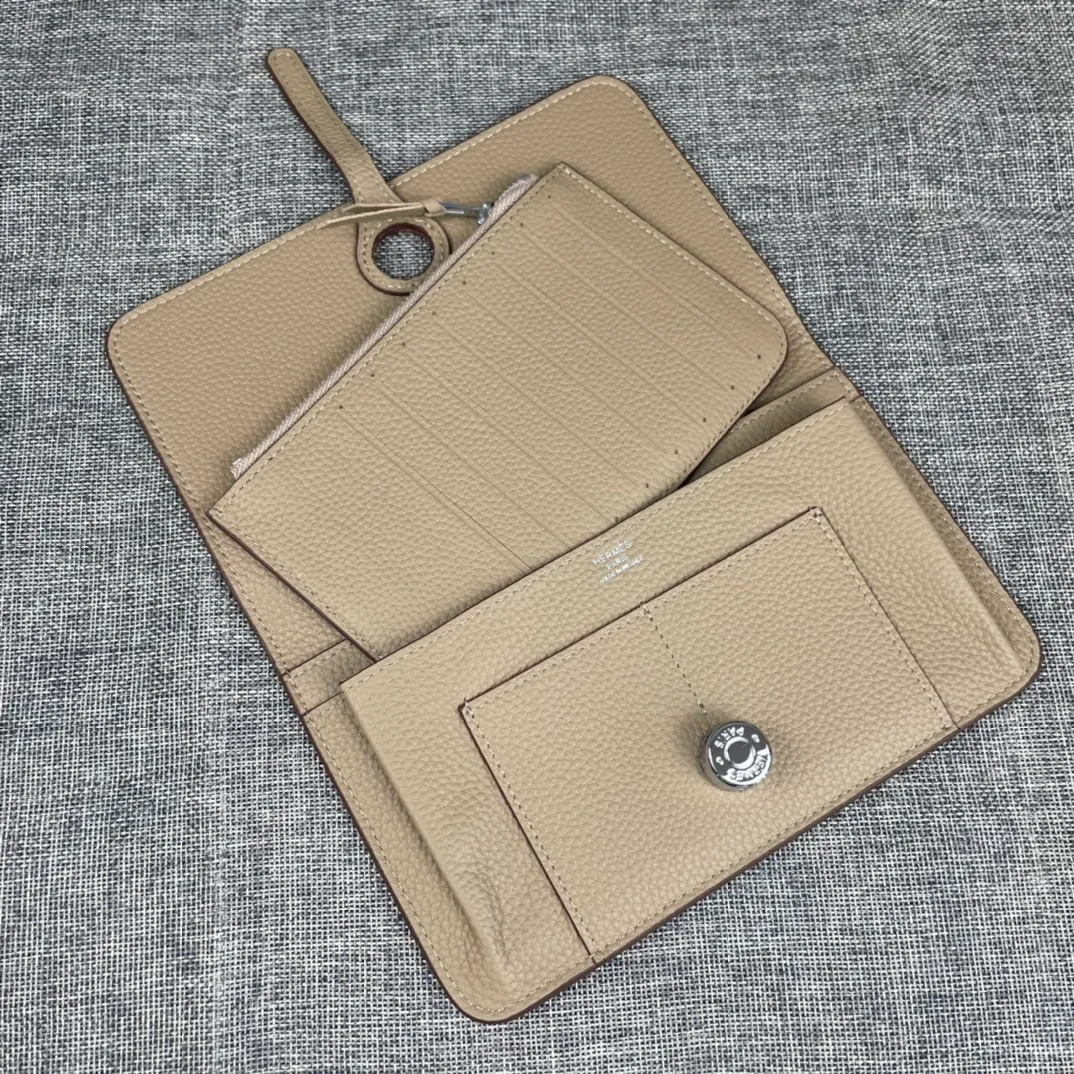 Original quality, p300💰 Hermès Dogon Duo detachable wallet Model: 533 silver buckle Made of togo calfskin, with original OEM code inside💄 Exquisite workmanship, 8 card slots, 1 banknote pocket, 2 additional pockets, a detachable coin purse and palladium-plated saddle nail lock Size: 20.1cm*12.5cm